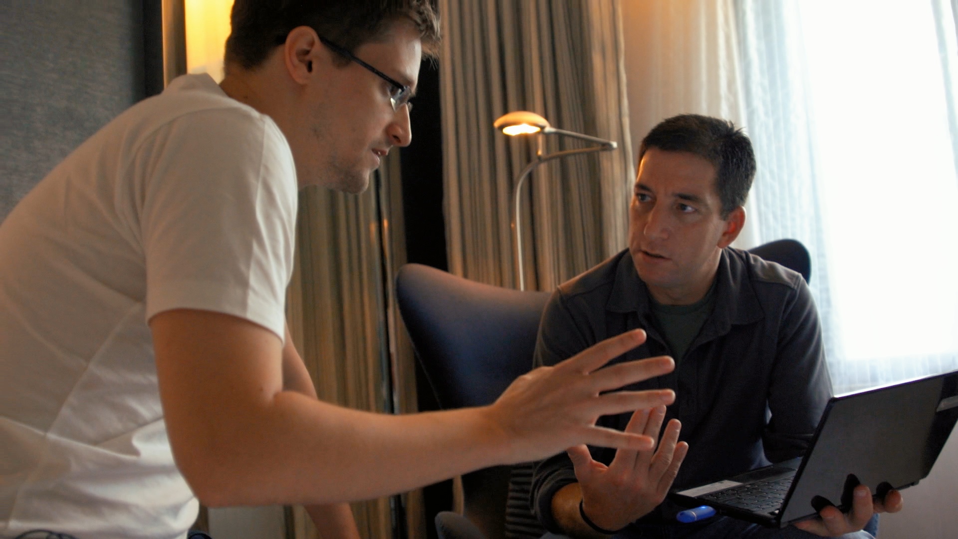 Still of Glenn Greenwald and Edward Snowden in Citizenfour (2014)
