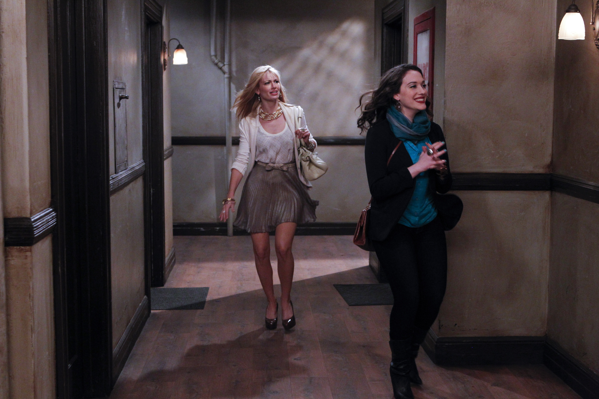 Still of Kat Dennings and Beth Behrs in 2 Broke Girls (2011)