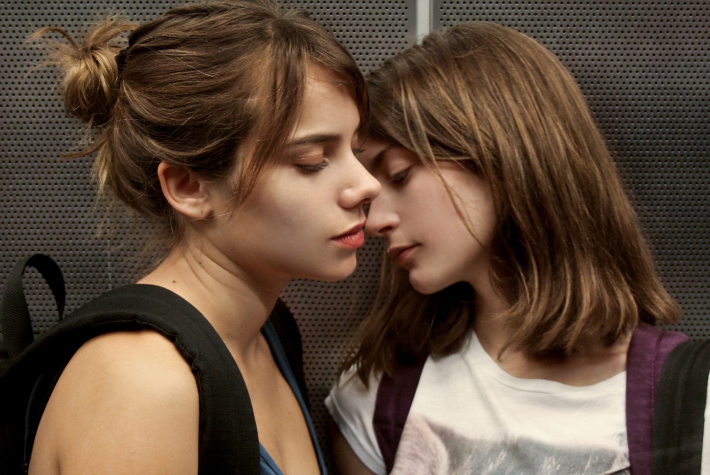 Still of María Gracia Omegna and Alicia Rodríguez in Joven y alocada (2012)