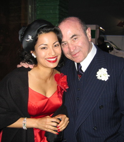 Ayumi Iizuka and Bob Hoskins on the set of 'Hollywoodland'