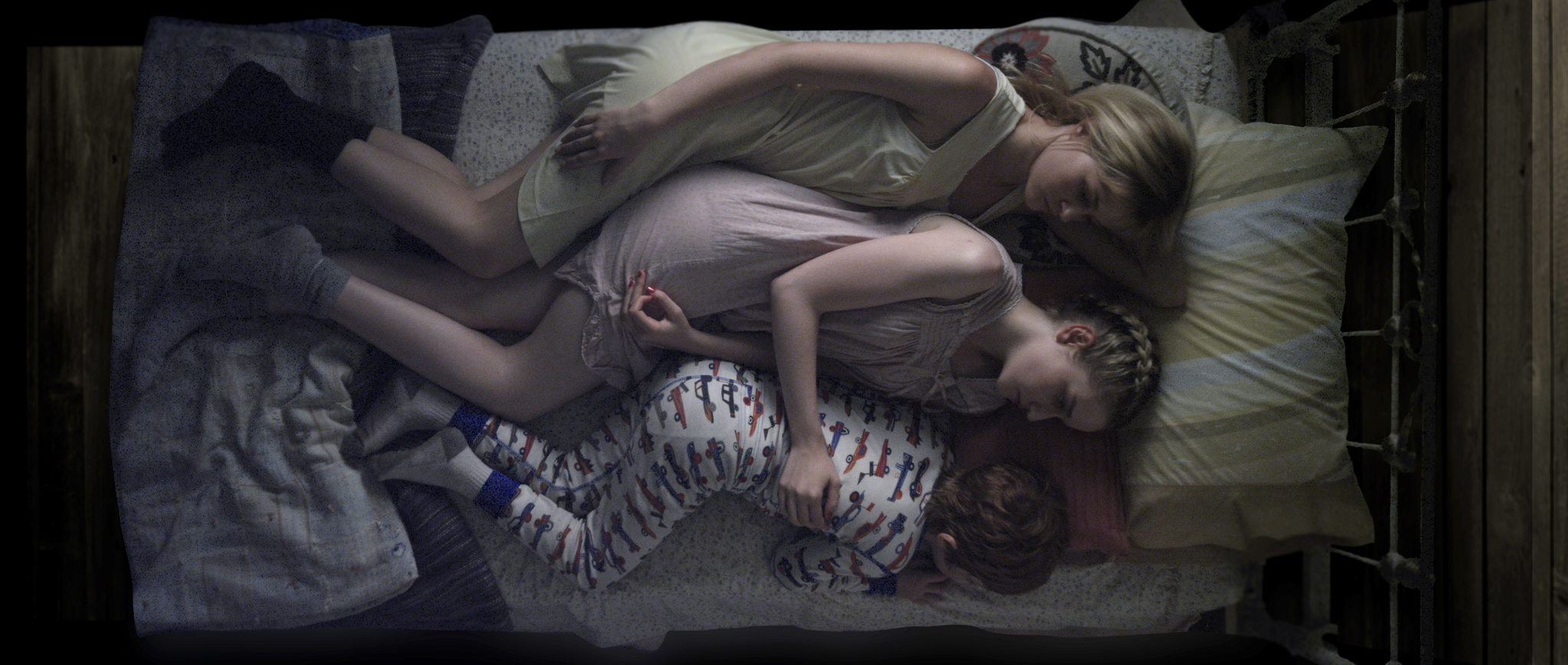 Still of Ambyr Childers, Julia Garner and Jack Gore in We Are What We Are (2013)