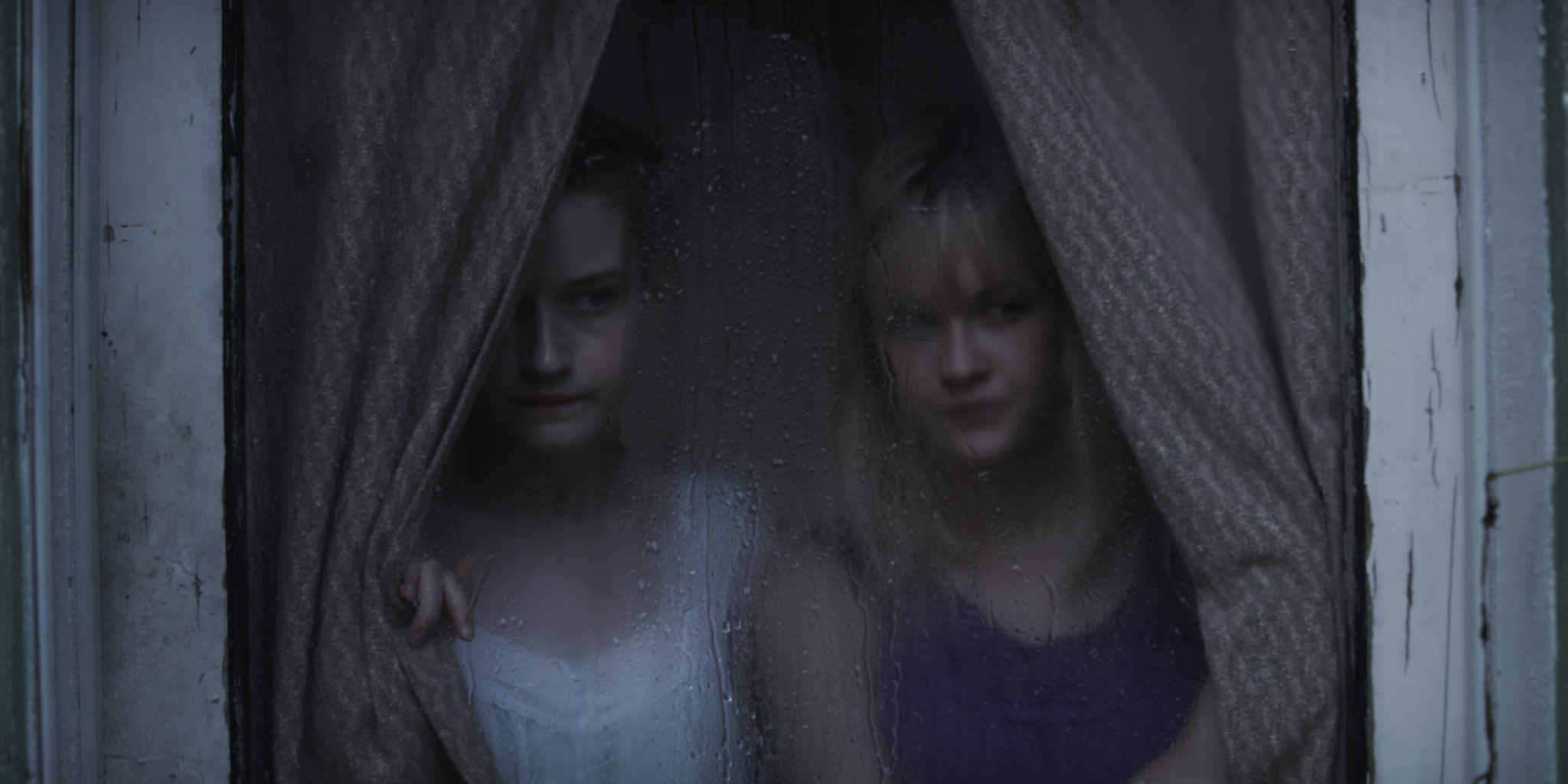 Still of Ambyr Childers and Julia Garner in We Are What We Are (2013)
