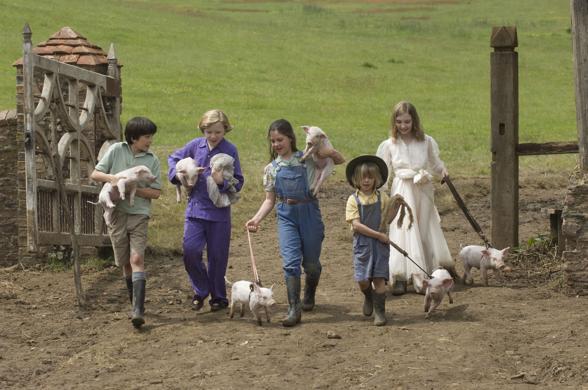 Still of Asa Butterfield, Eros Vlahos, Rosie Taylor-Ritson, Lil Woods and Oscar Steer in Aukle Makfi ir didysis sprogimas (2010)