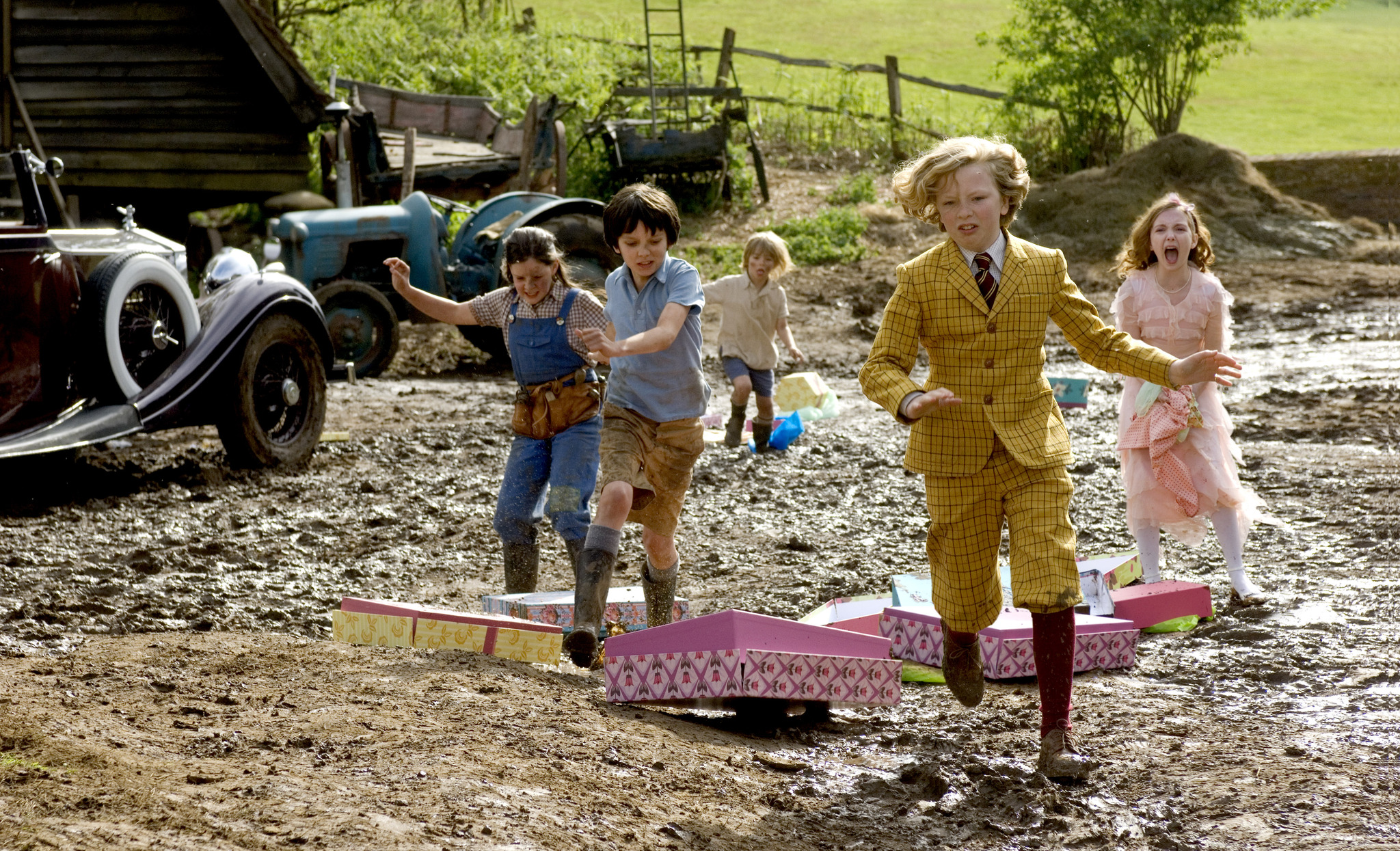 Still of Asa Butterfield, Eros Vlahos, Lil Woods and Oscar Steer in Aukle Makfi ir didysis sprogimas (2010)