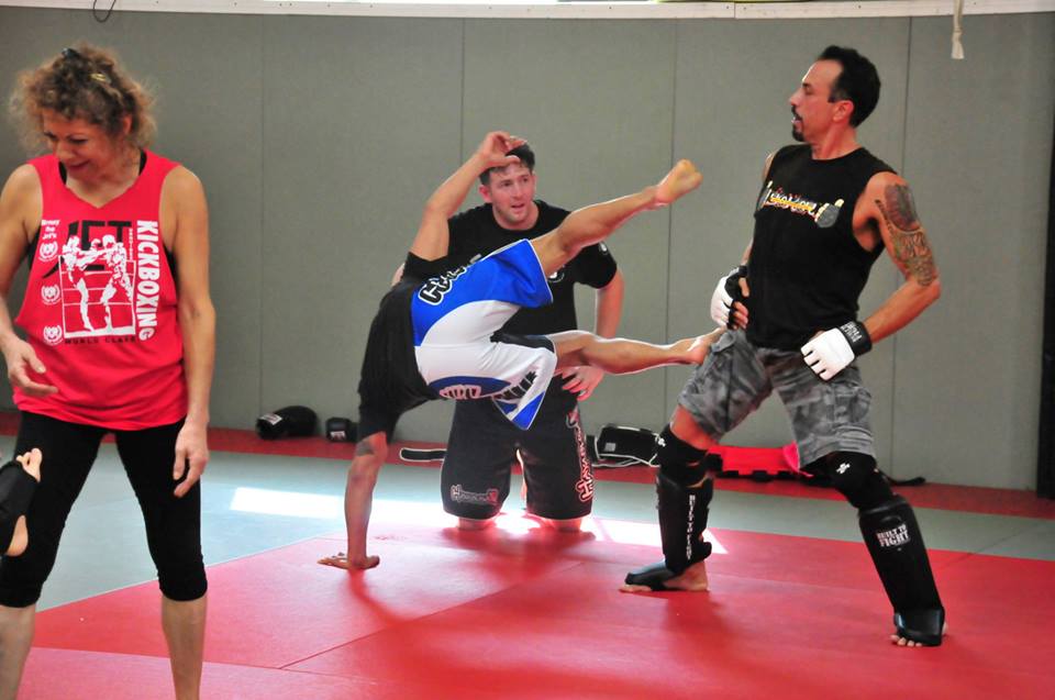 Andre 'Relentless' Alexsen training with Anthony 'Showtime 'Pettis,UFC ,MMA ,Feather weight world champ showing how to throw a kick from the ground up !