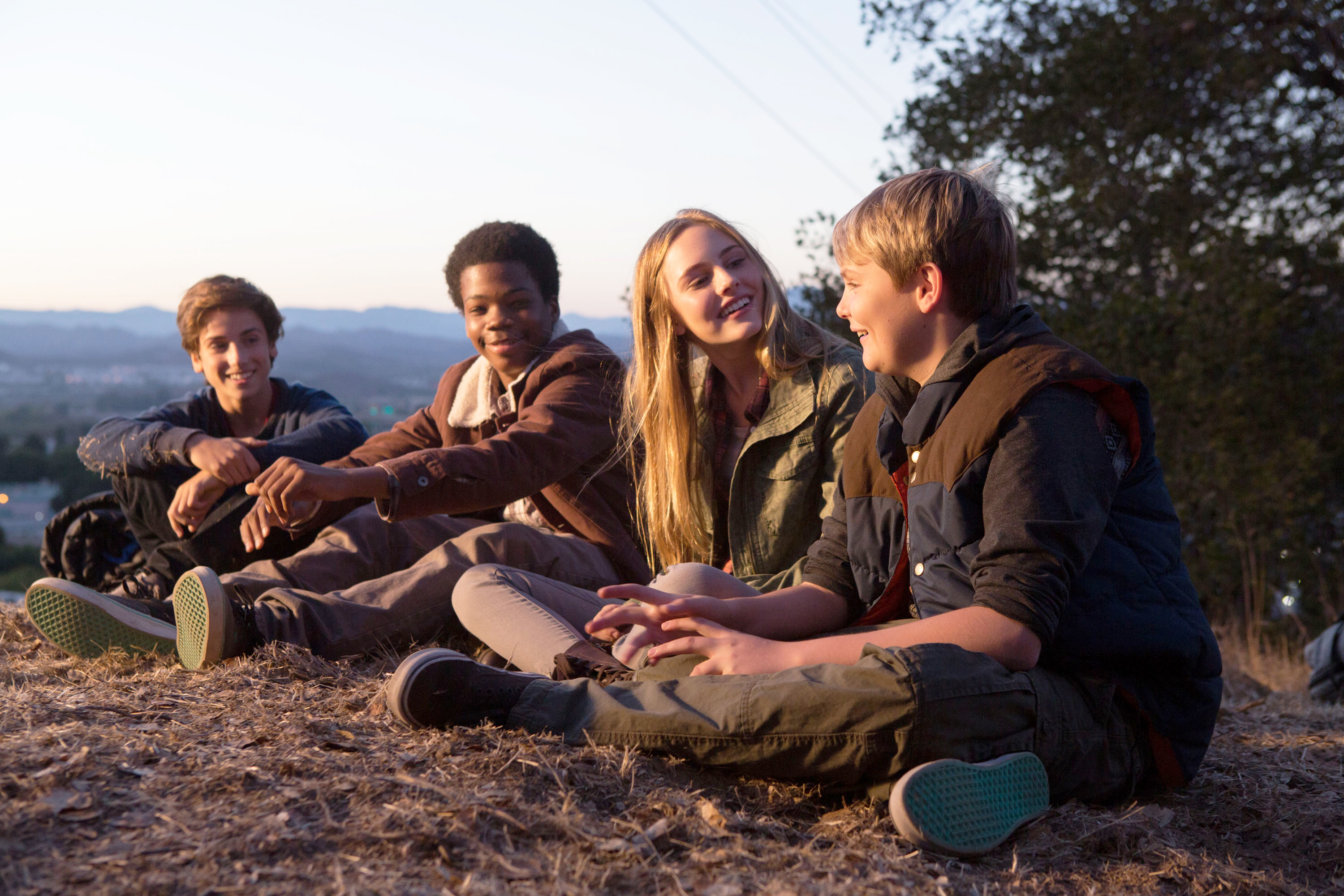Still of Reese Hartwig, Ella Wahlestedt, Astro and Teo Halm in Earth to Echo (2014)