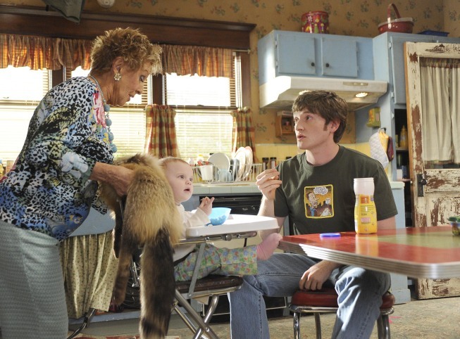 Still of Cloris Leachman and Lucas Neff in Mazyle Houp (2010)