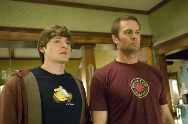 Still of Garret Dillahunt and Lucas Neff in Mazyle Houp (2010)