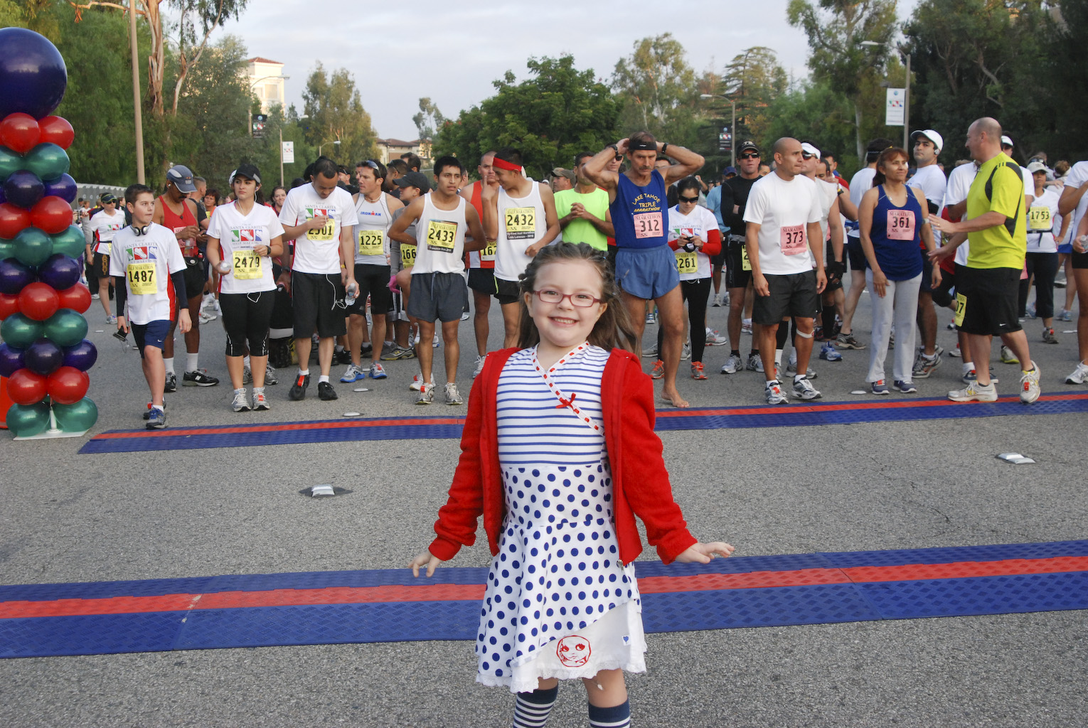 Marlowe sings the National Anthem at the start of the Santa Clarita marathon, for a 5000+ crowd!
