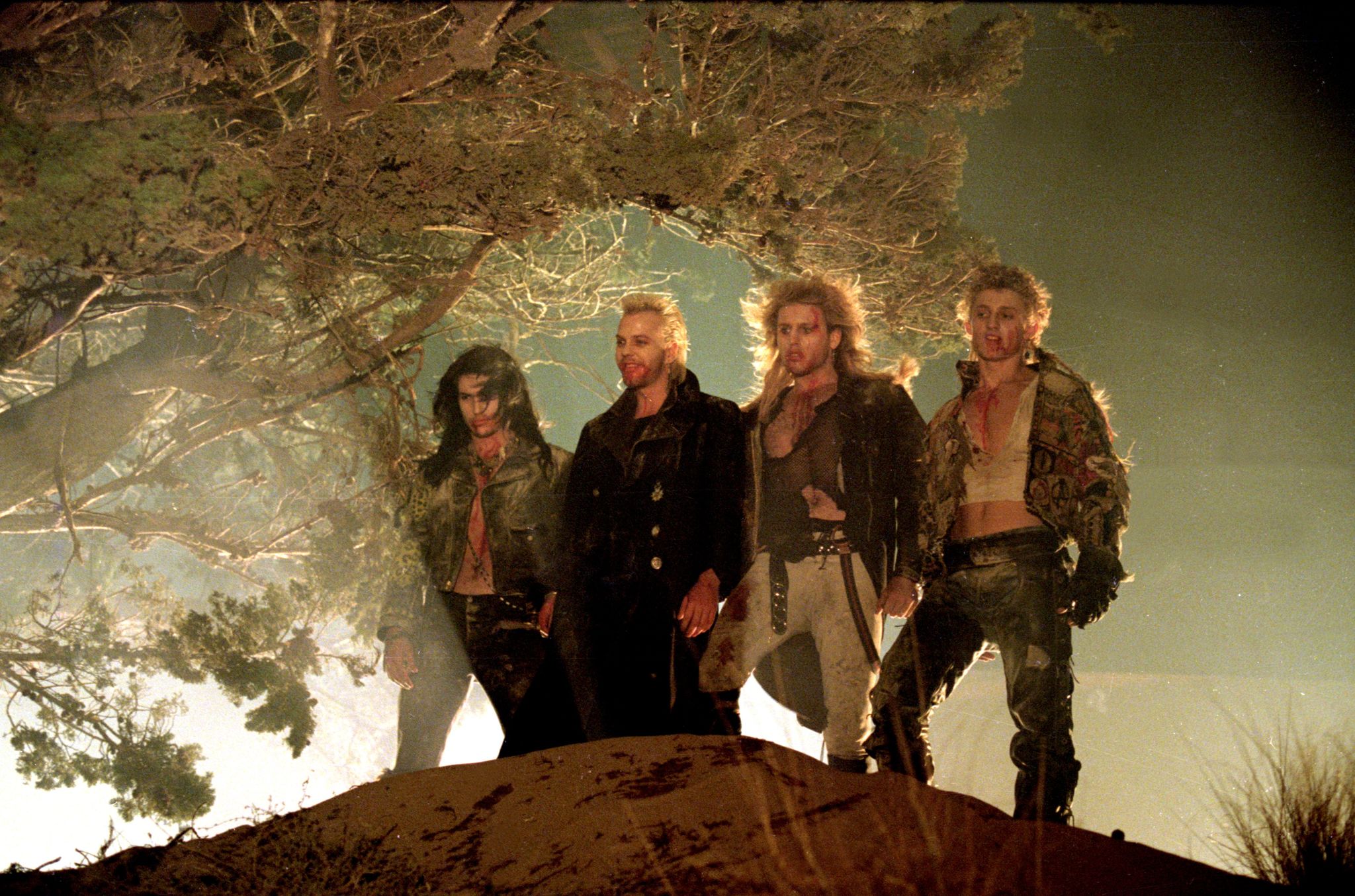 Still of Kiefer Sutherland, Brooke McCarter, Alex Winter and Billy Wirth in The Lost Boys (1987)