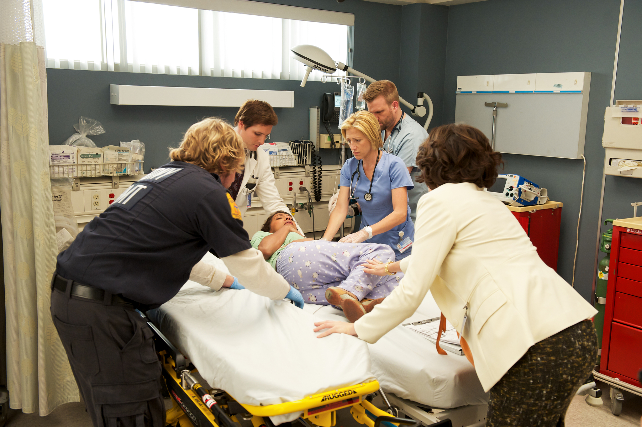 Peter Facinelli, Edie Falco, Eve Best, Lenny Jacobson and Stephen Wallem in Nurse Jackie (2009)