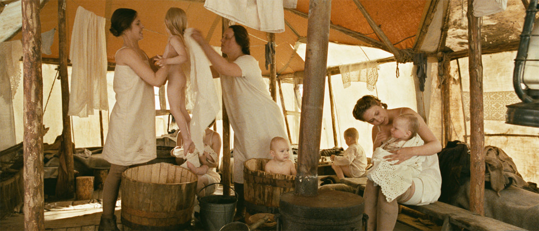 Anna Nakhapetova, Natalya Surkova and Yuliya Melnikova in Odna voyna (2009)