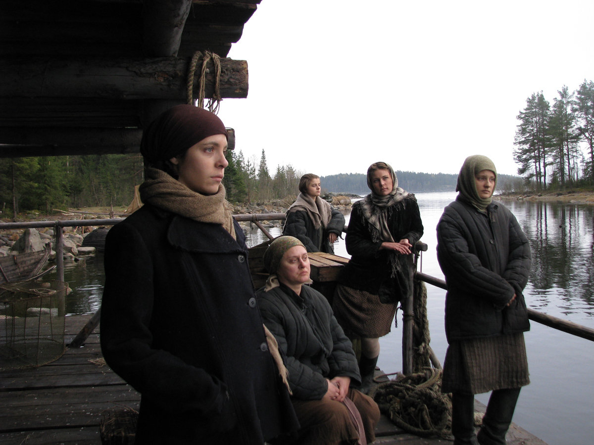 Anna Nakhapetova, Natalya Surkova, Yuliya Melnikova, Kseniya Surkova and Natalya Kudryashova in Odna voyna (2009)