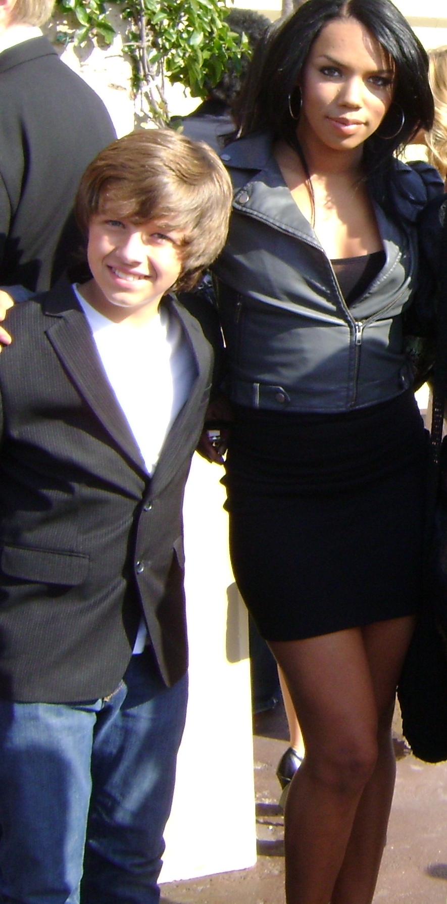 Posing with the cast of Elle -Kiely Williams (Cheetah Girls)- 2010 Newport Beach Film Festival