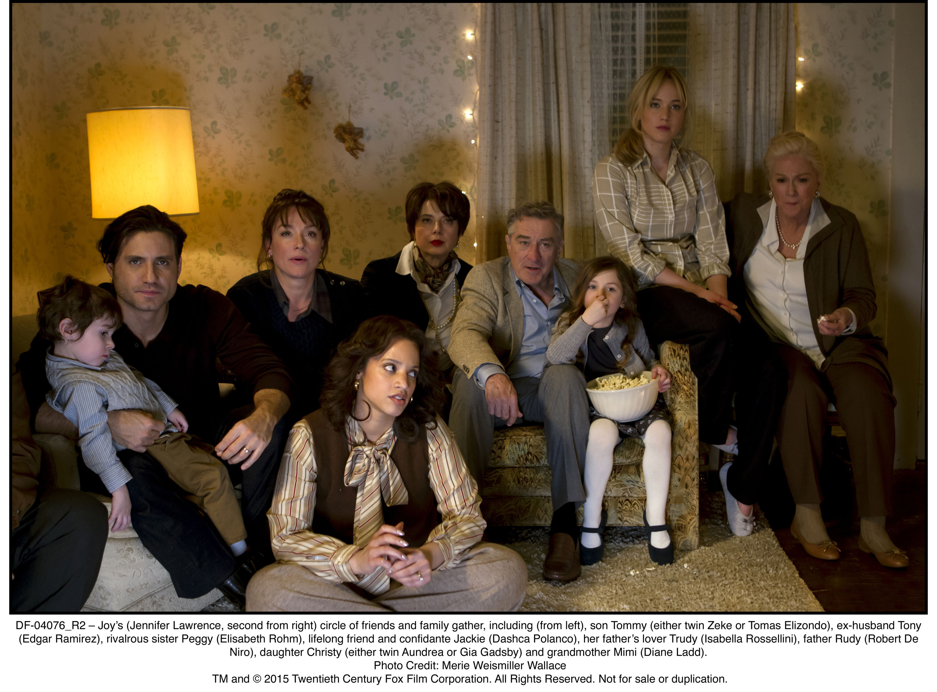 Still of Robert De Niro, Isabella Rossellini, Diane Ladd, Elisabeth Röhm, Édgar Ramírez, Jennifer Lawrence, Gia Gadsby and Tomas Elizondo in Joy (2015)