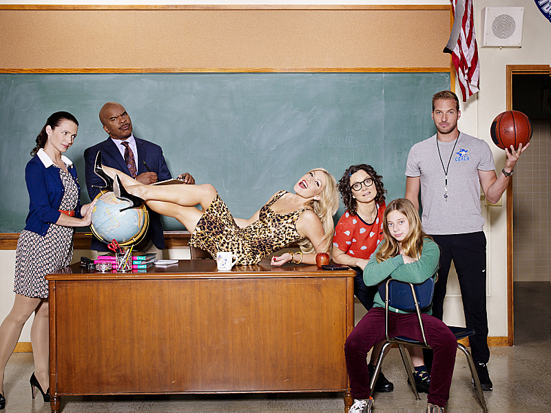 Still of Kristin Davis, Sara Gilbert, Ari Graynor, Ryan Hansen, Art Streiber and Sara Rodier in Bad Teacher (2014)