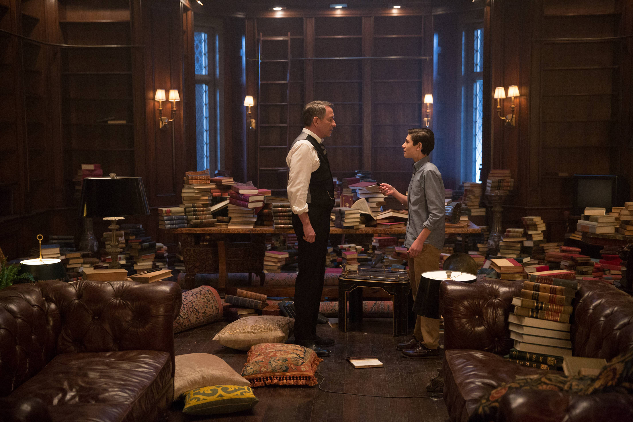 Still of Sean Pertwee and David Mazouz in Gotham (2014)