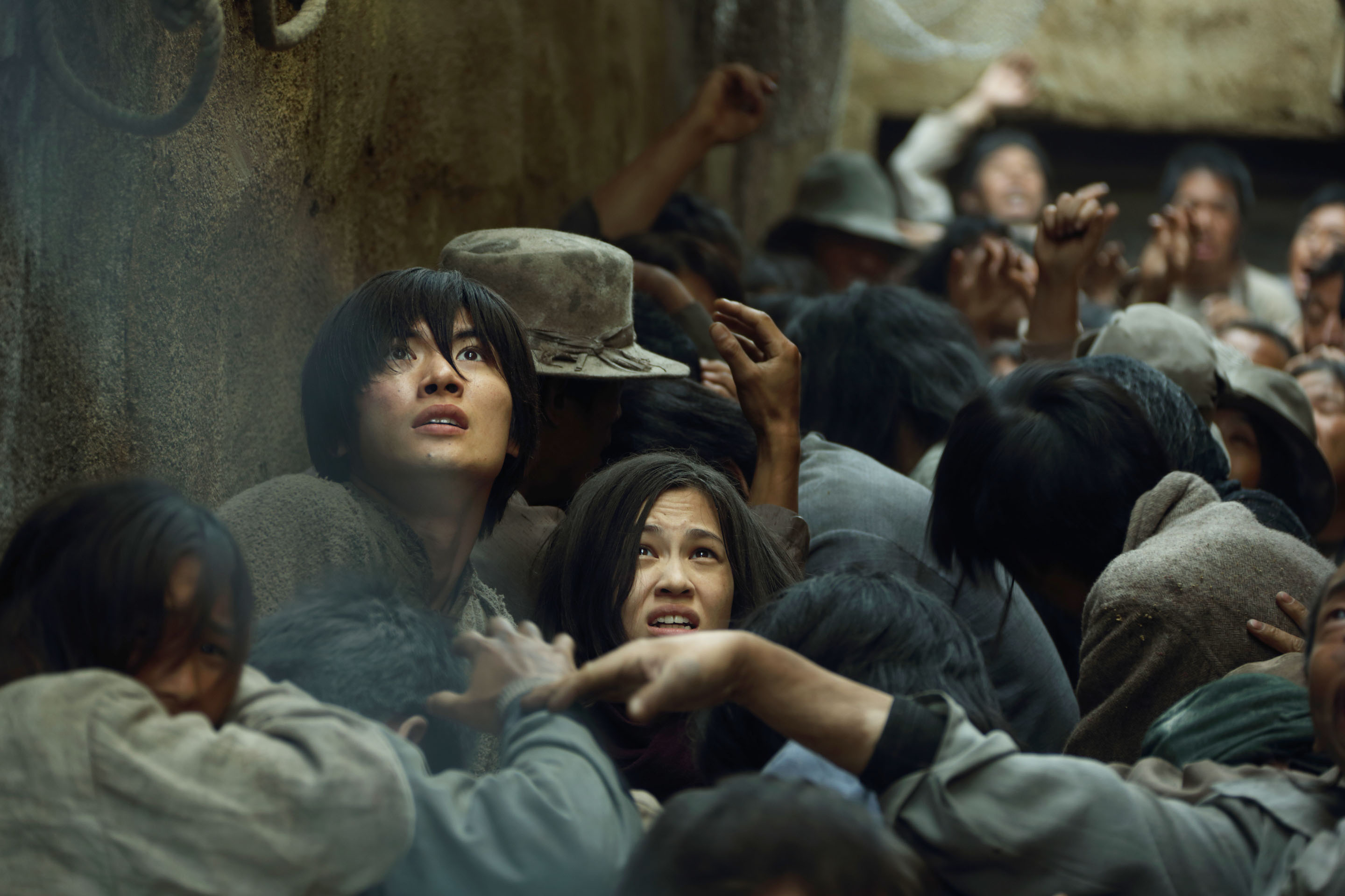 Still of Haruma Miura and Kiko Mizuhara in Shingeki no kyojin (2015)