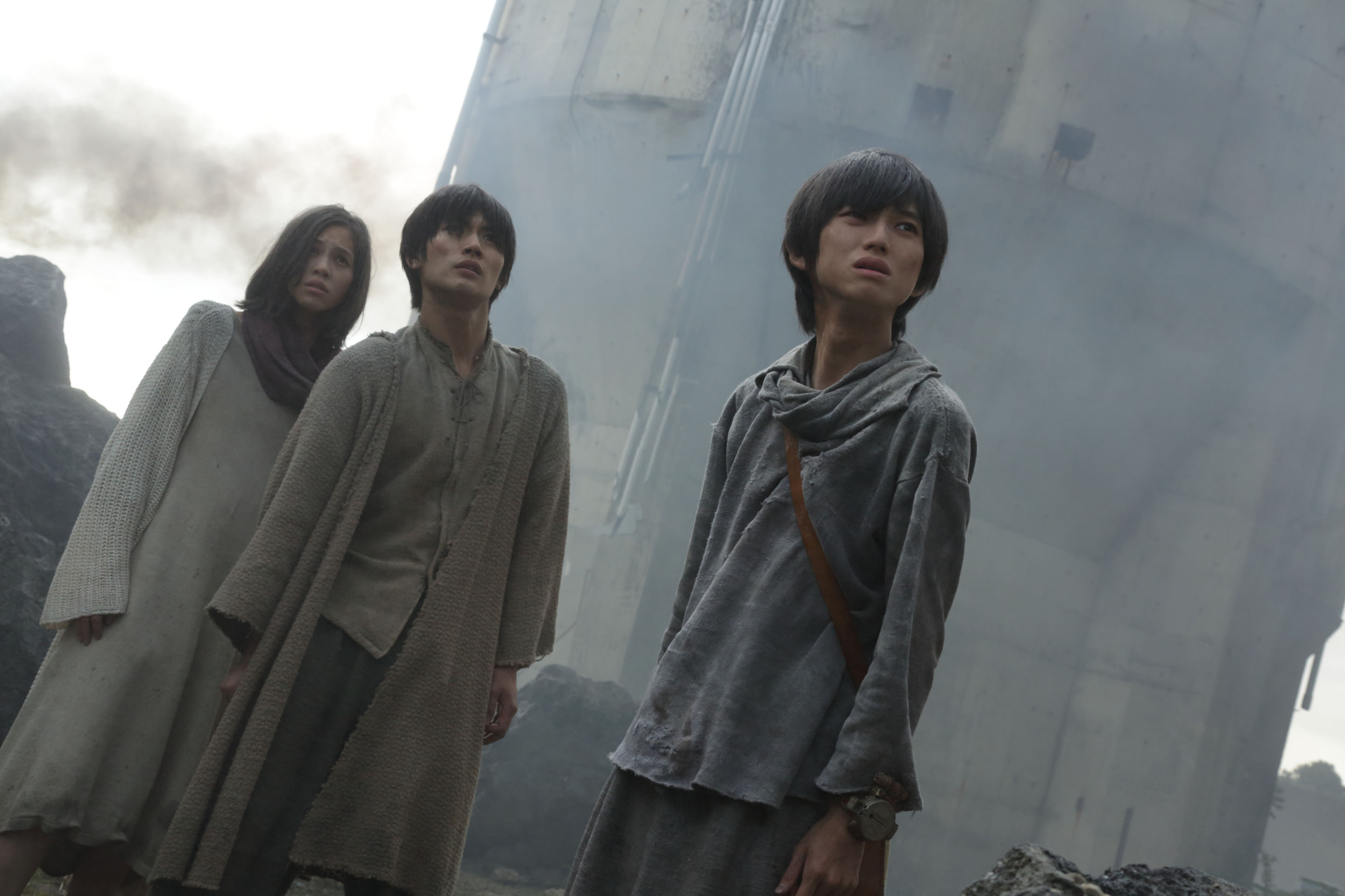 Still of Kanata Hongô, Haruma Miura and Kiko Mizuhara in Shingeki no kyojin (2015)