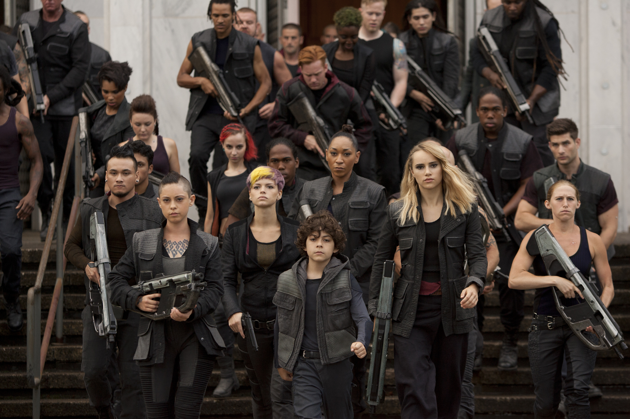 Still of Emjay Anthony, Rosa Salazar and Suki Waterhouse in Insurgente (2015)