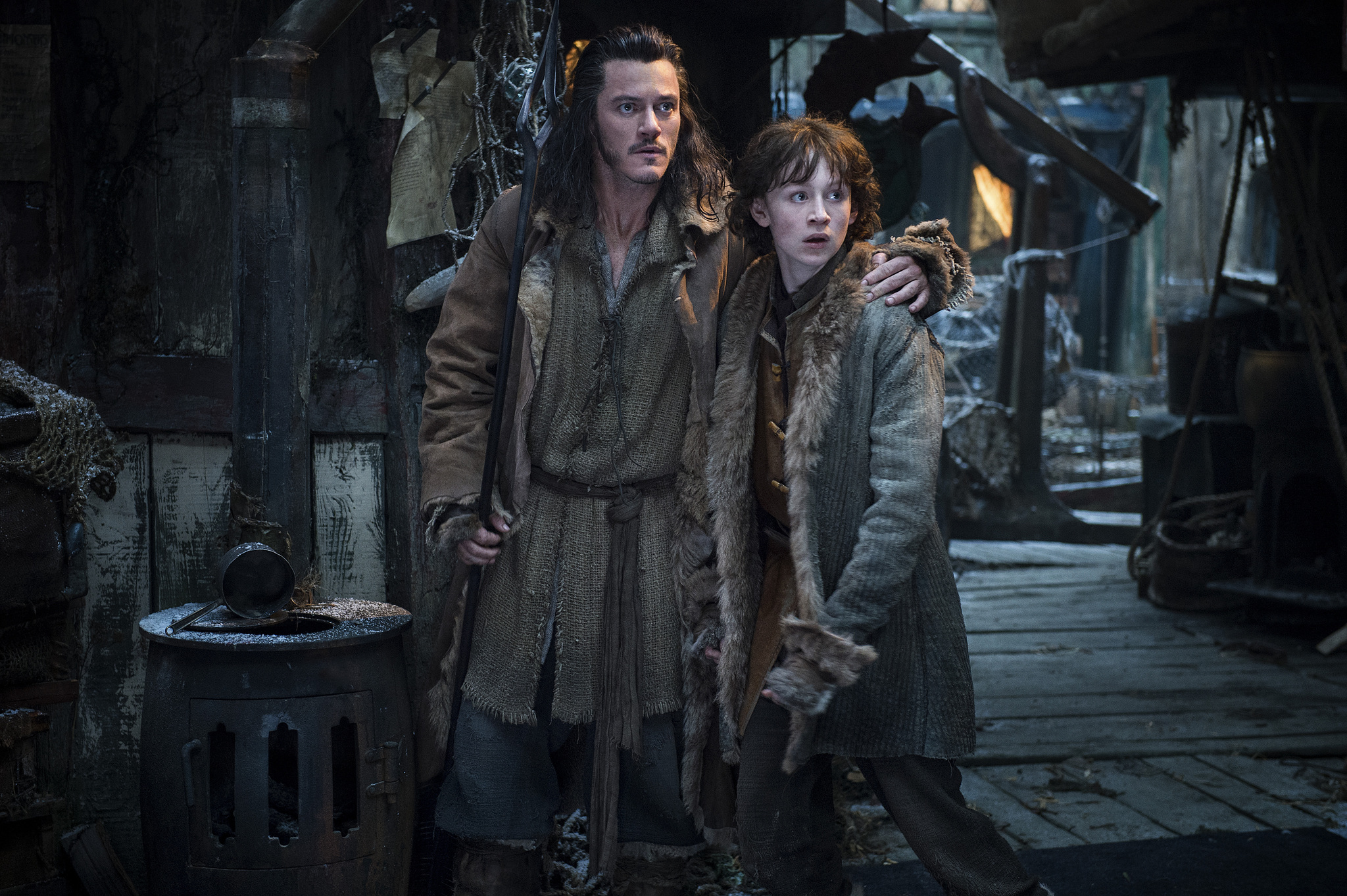 Still of Luke Evans and John Bell in Hobitas: Smogo dykyne (2013)