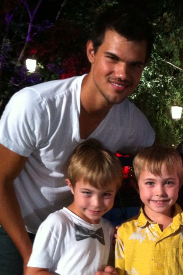 on set with Taylor Lautner