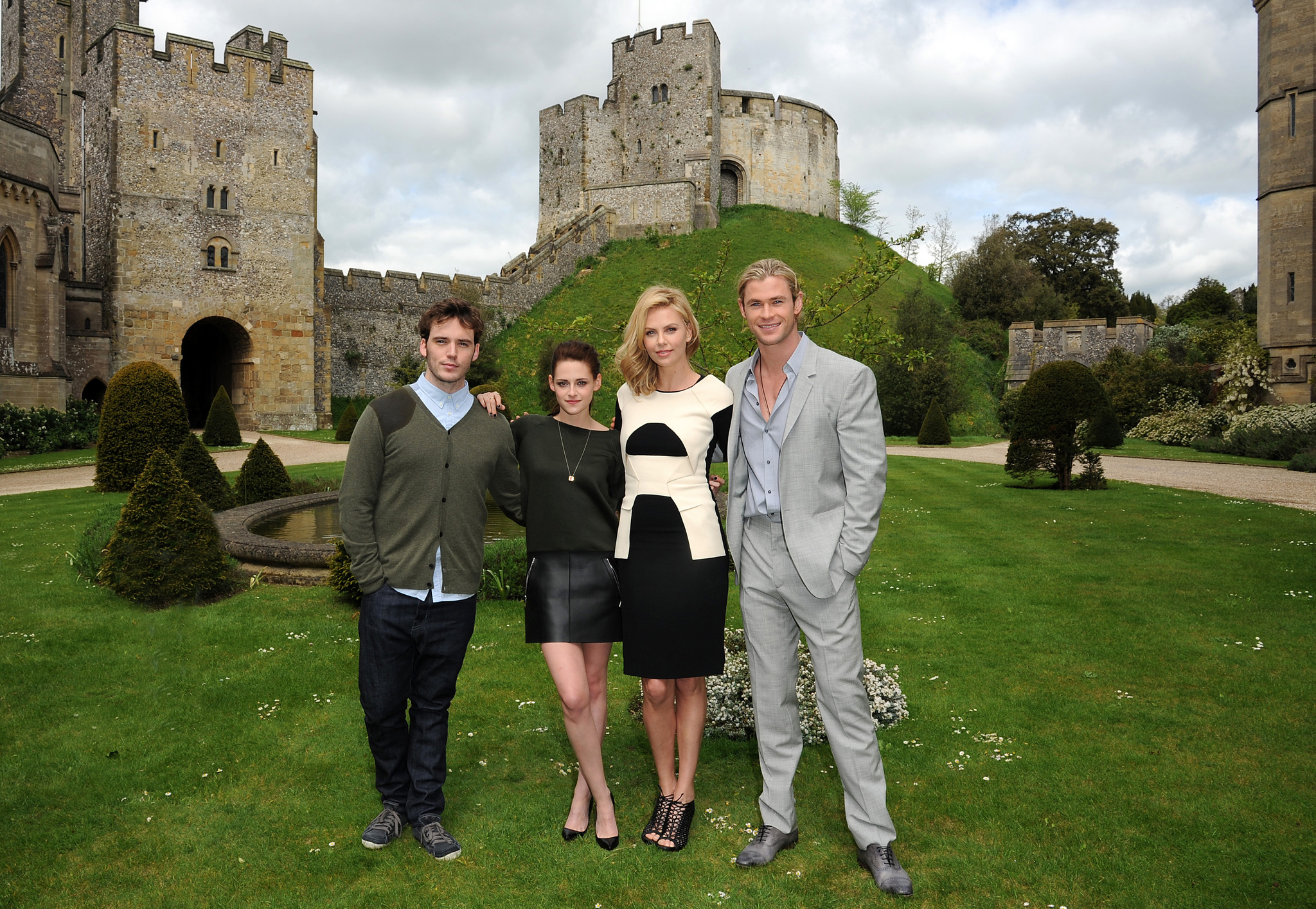 Charlize Theron, Kristen Stewart, Chris Hemsworth and Sam Claflin at event of Snieguole ir medziotojas (2012)