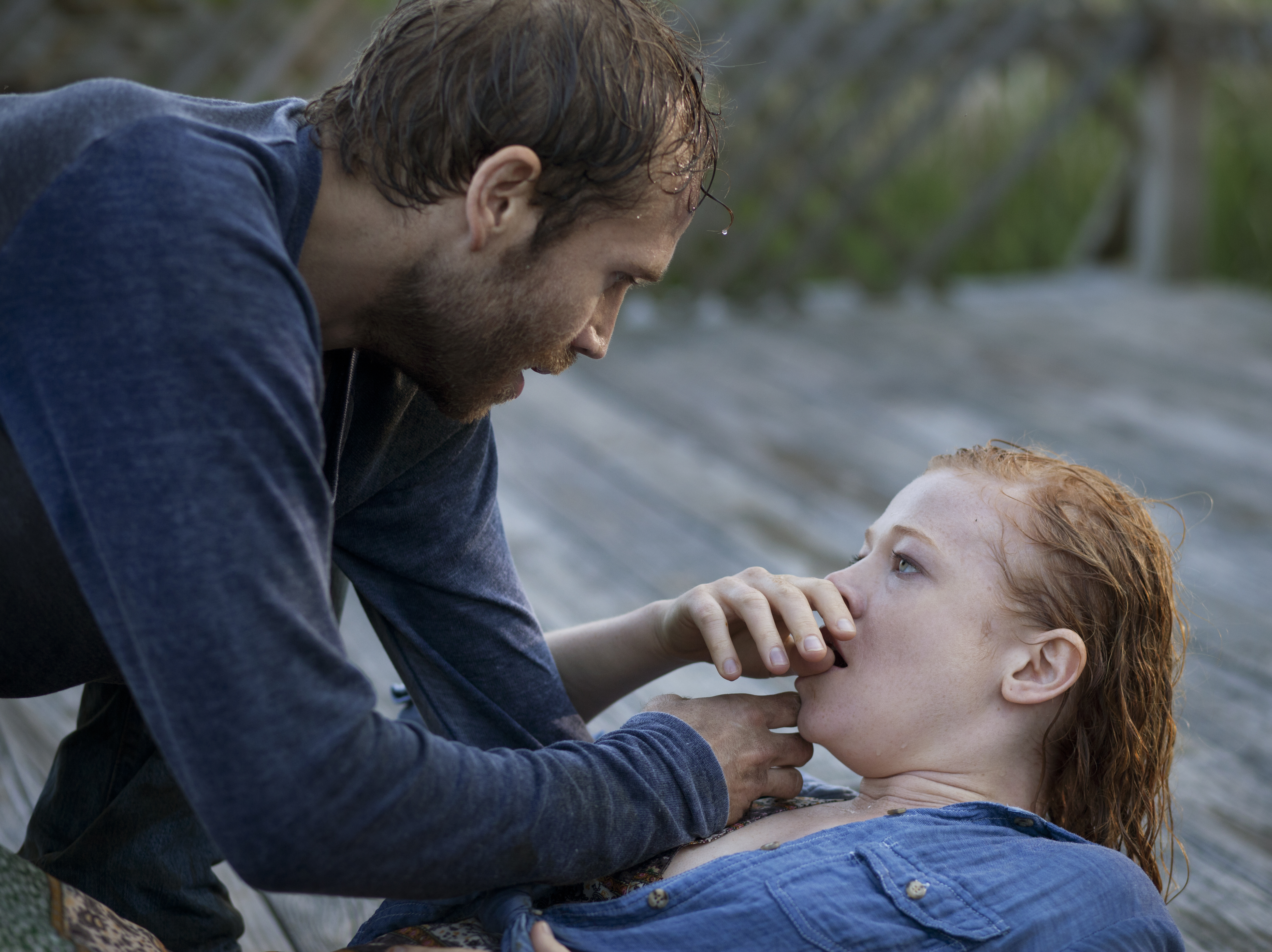 Still of Mark Webber and Sarah Snook in Dzesabele: dvasios prakeiksmas (2014)