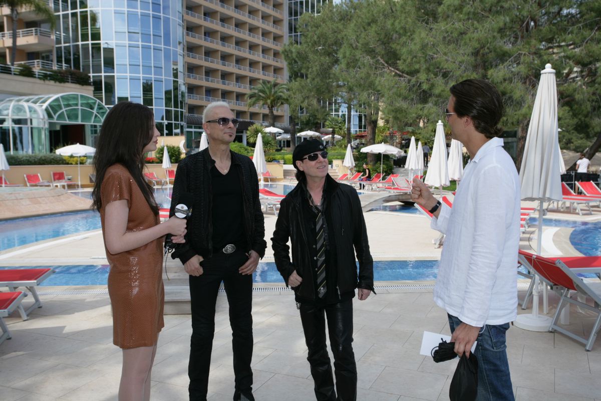 Marcello Coltro directing the interview with Scorpions