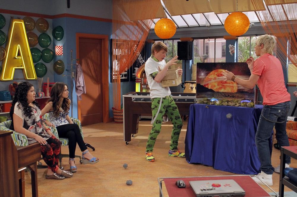 Still of Calum Worthy, Laura Marano, Raini Rodriguez and Ross Lynch in Austin & Ally (2011)