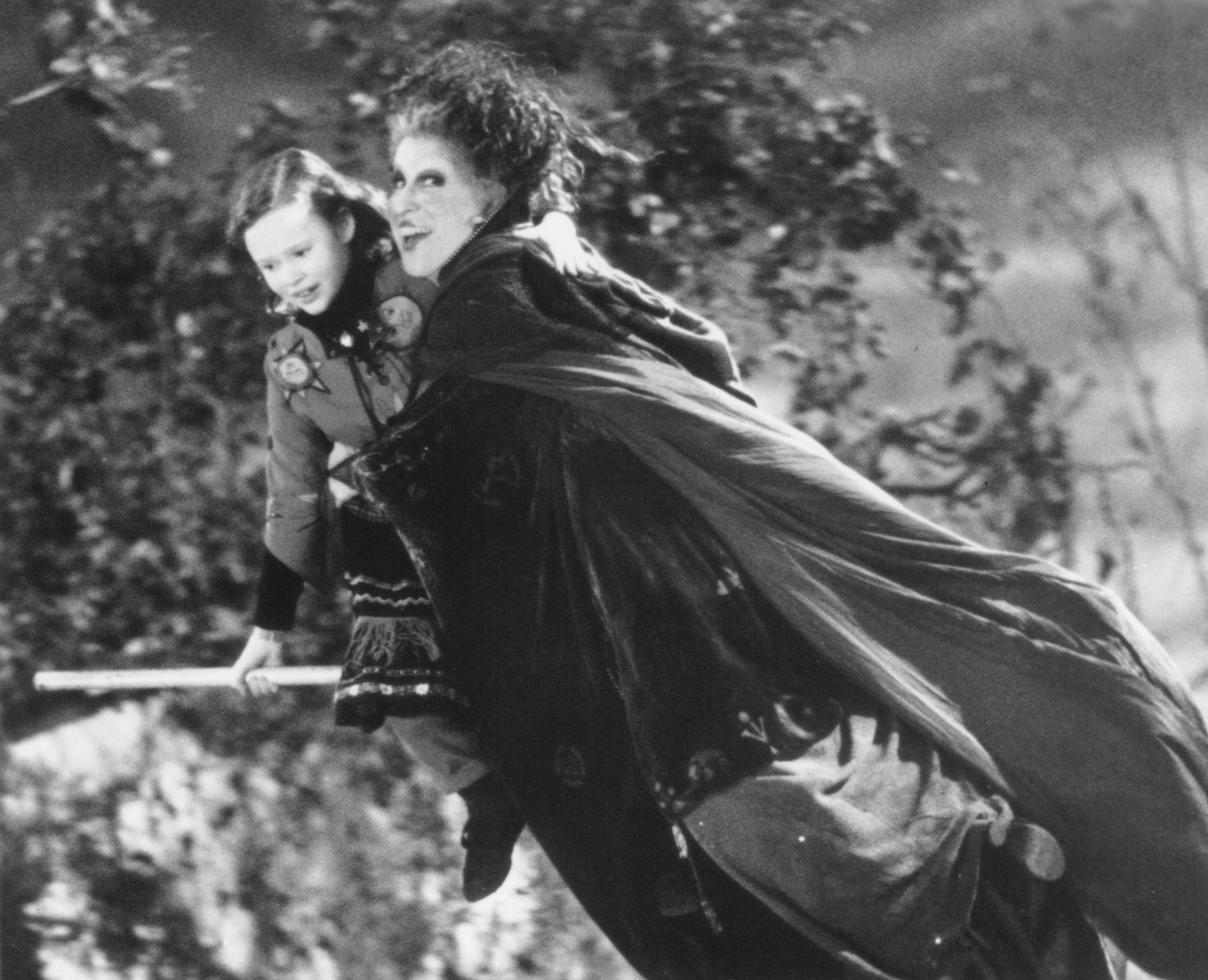 Still of Thora Birch and Bette Midler in Hocus Pocus (1993)