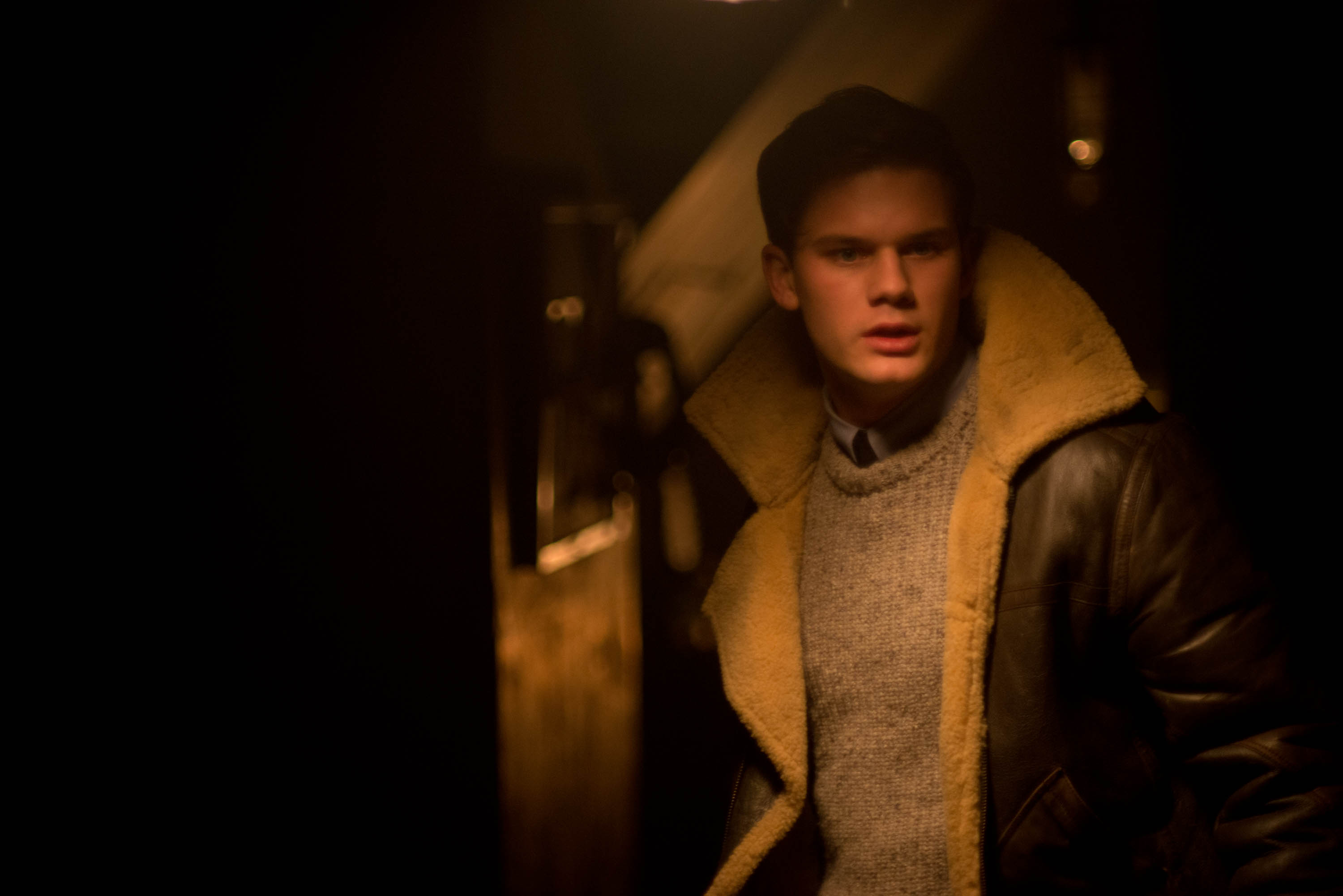 Still of Jeremy Irvine in The Woman in Black 2: Angel of Death (2014)