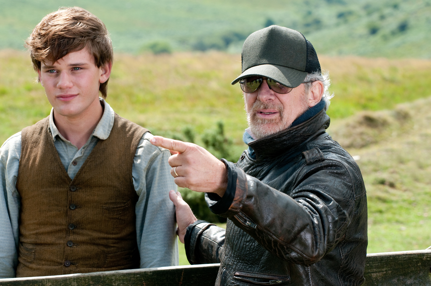 Steven Spielberg and Jeremy Irvine in Karo zirgas (2011)