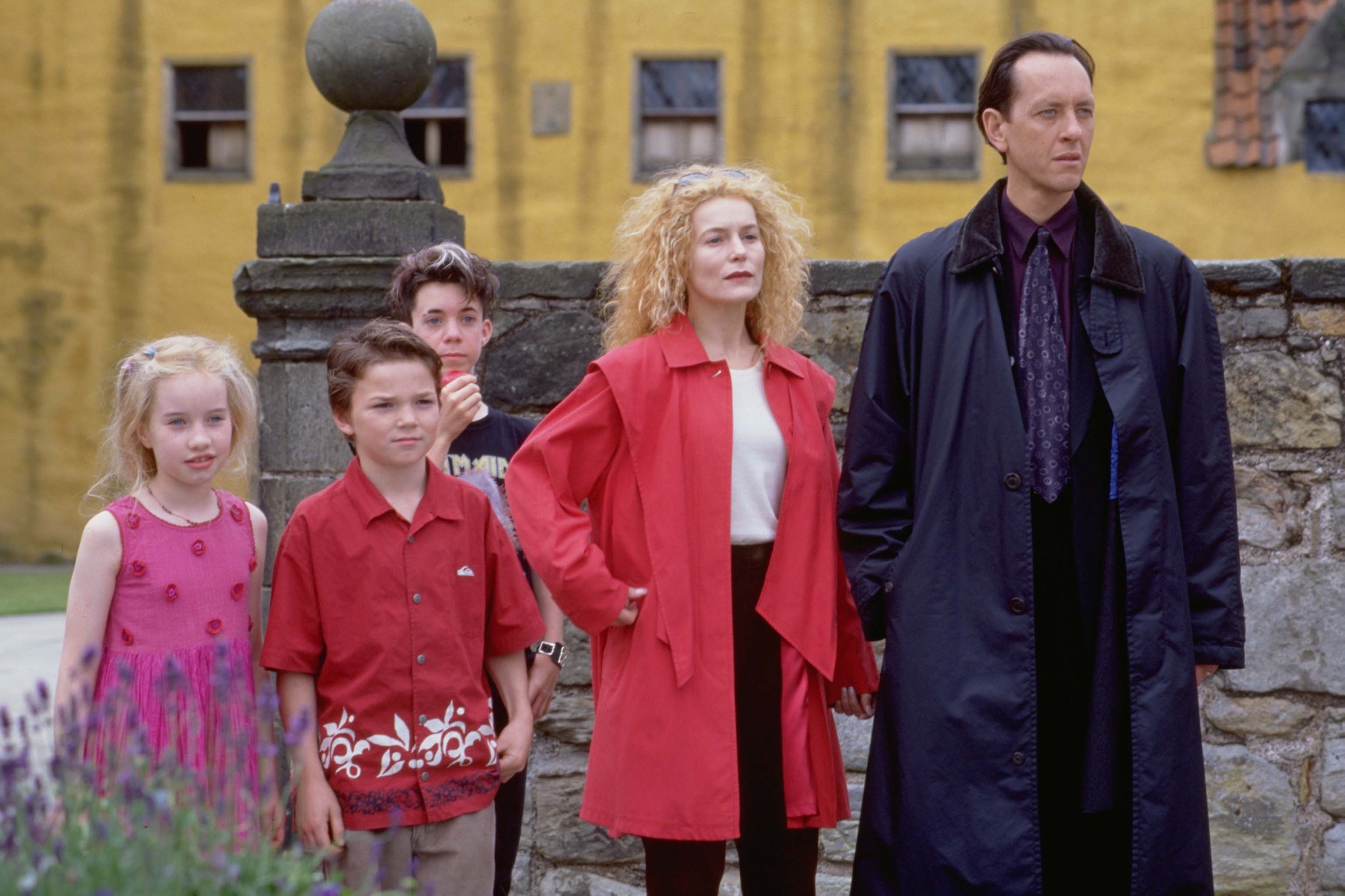 Still of Alice Krige, Richard E. Grant, Anna Popplewell and Rollo Weeks in The Little Vampire (2000)