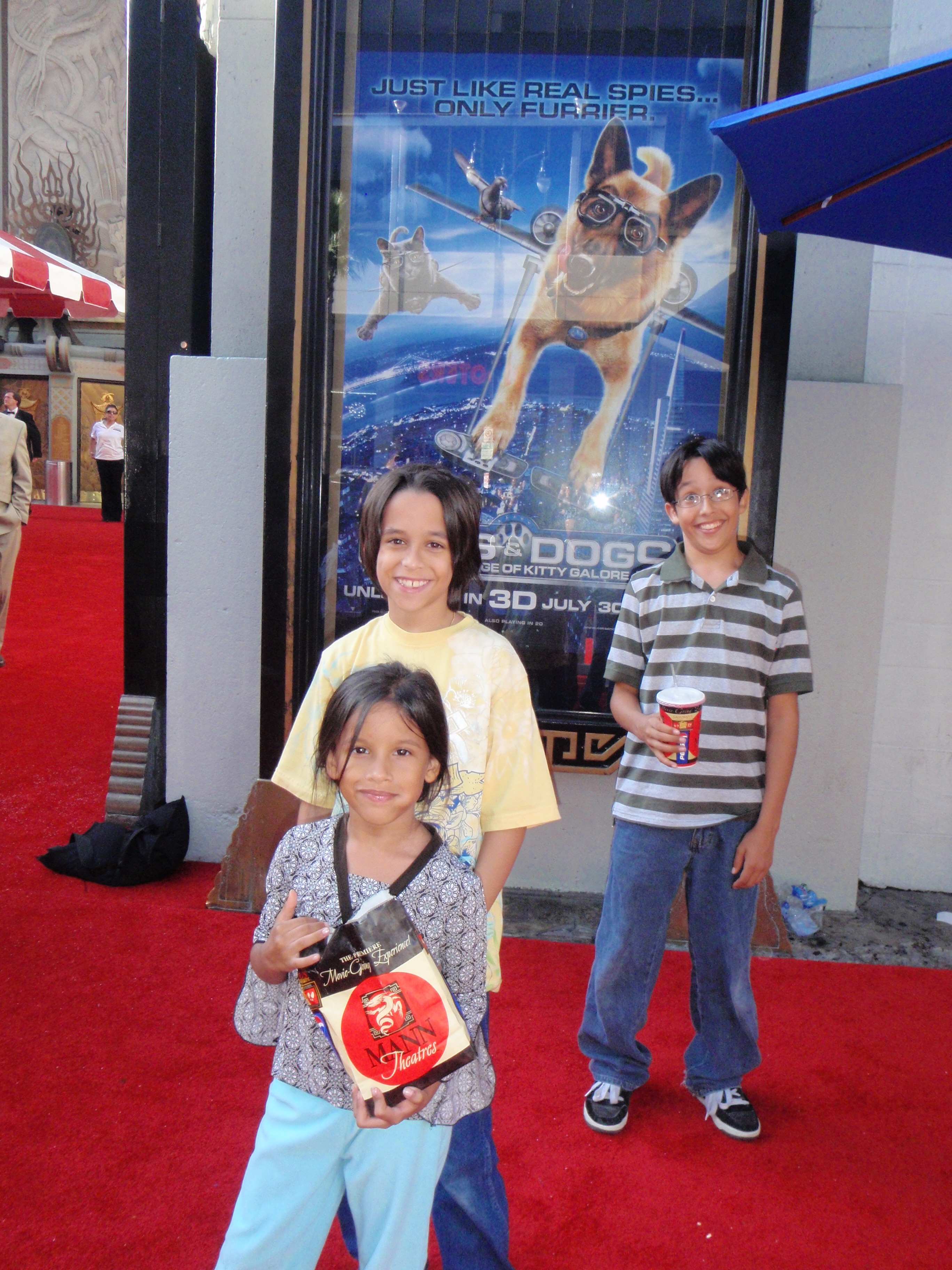 At the red carpet with siblings Michael and Keira at the premier of Cats and Dogs.
