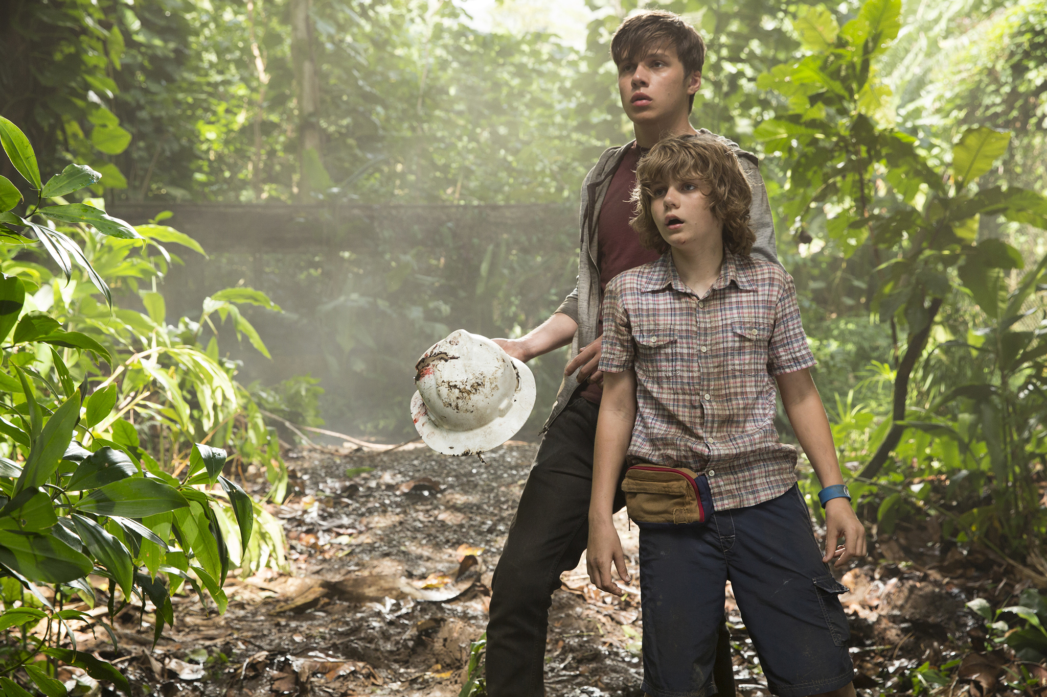 Still of Ty Simpkins and Nick Robinson in Juros periodo pasaulis (2015)