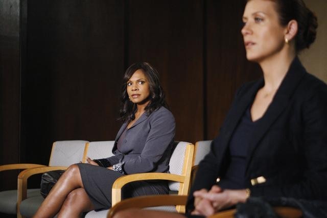 Still of Kate Walsh and Audra McDonald in Private Practice (2007)