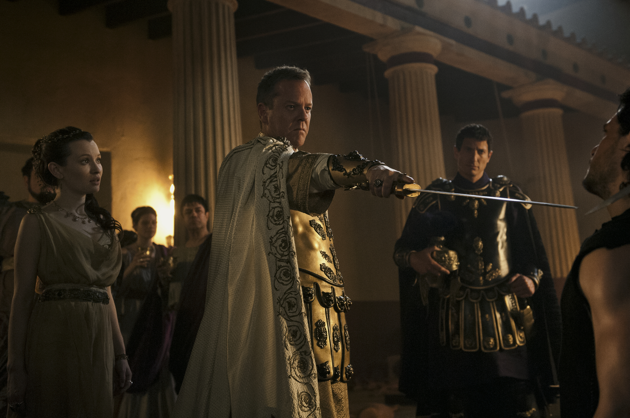 Still of Kiefer Sutherland, Emily Browning, Sasha Roiz and Kit Harington in Pompeja (2014)