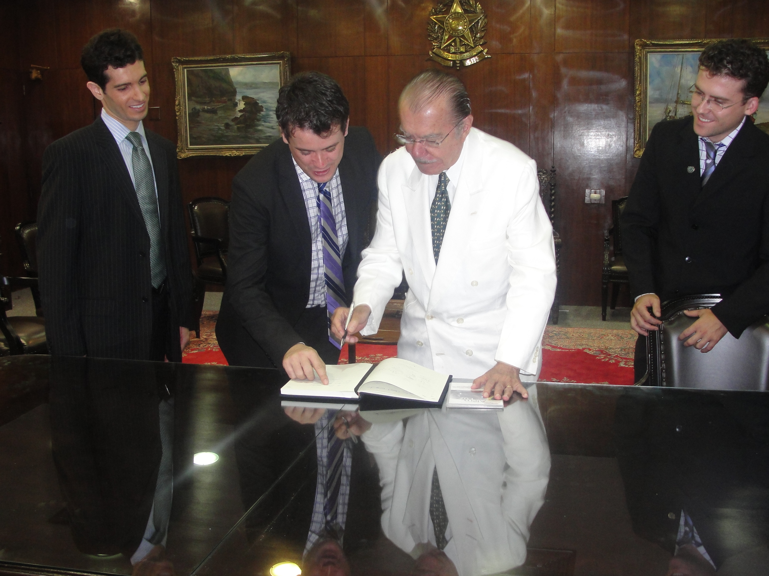 Marcelo Nigri, Yves Goulart and Nayglon Goulart with President of the Federal Senate José Sarney / Beyond the Light, Federal Senate of Brazil (Brasília)