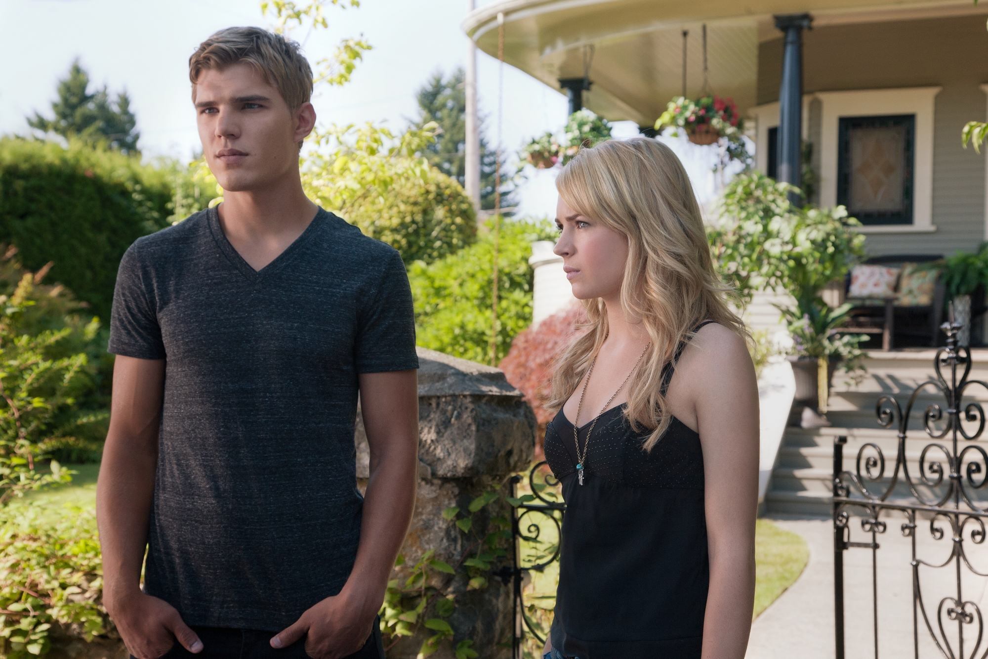 Still of Britt Robertson and Chris Zylka in The Secret Circle (2011)