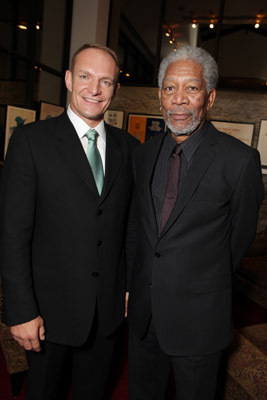 Morgan Freeman and Francois Pienaar at event of Nenugalimas (2009)