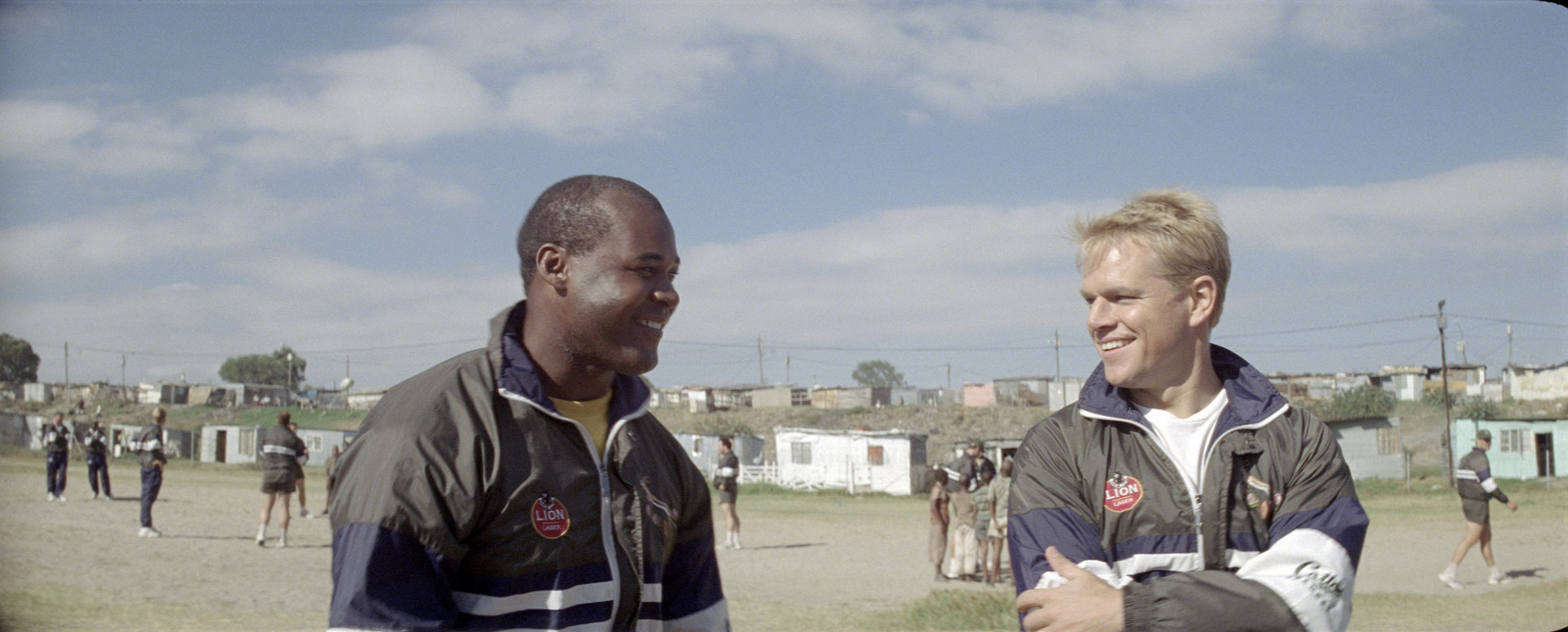 Still of Matt Damon and Francois Pienaar in Nenugalimas (2009)