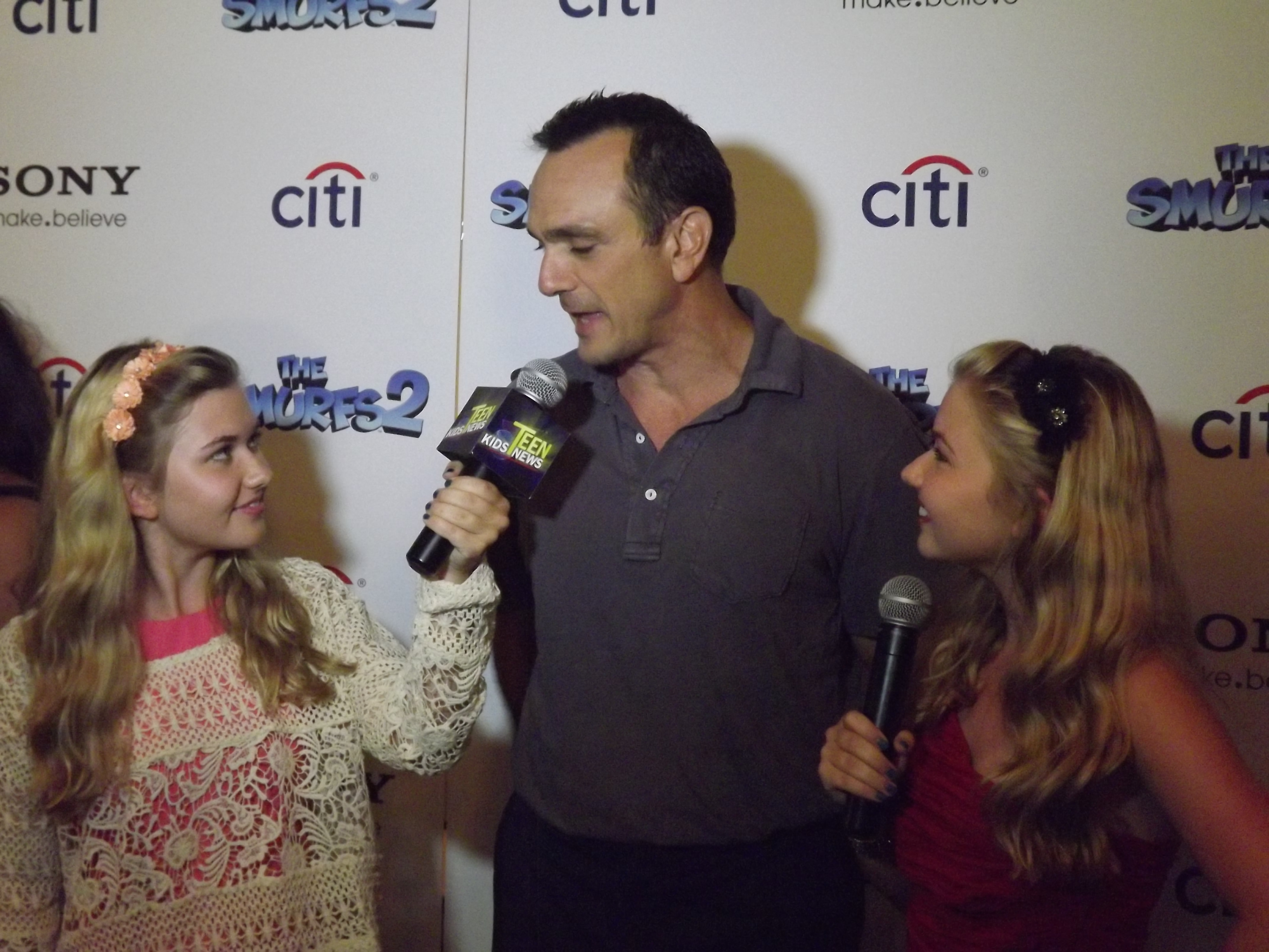 Hannah Loesch and her sister Cailin interviewing Hank Azaria at event of Smurfs 2