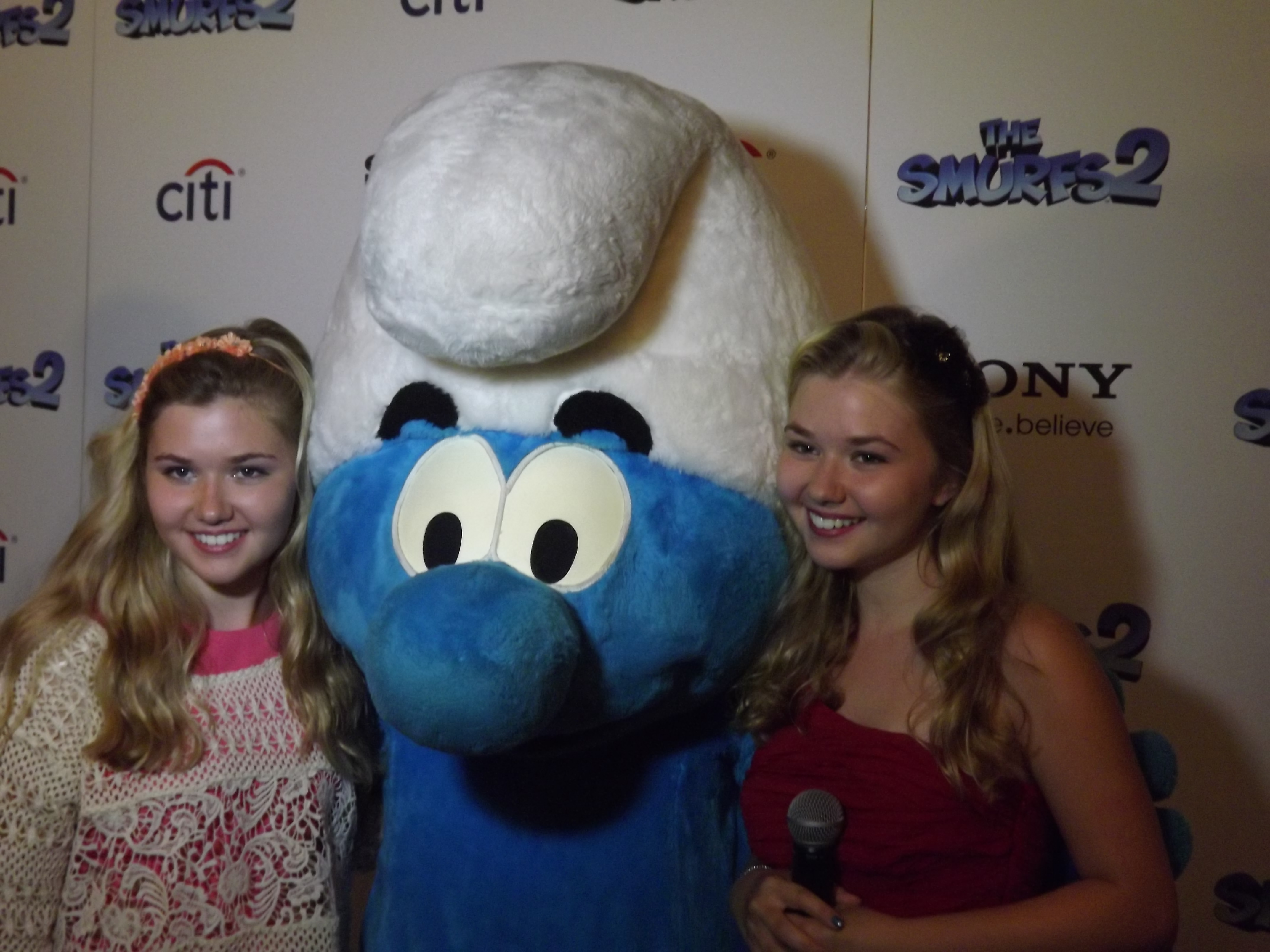 Hannah Loesch and her sister Cailin at event of Smurfs 2