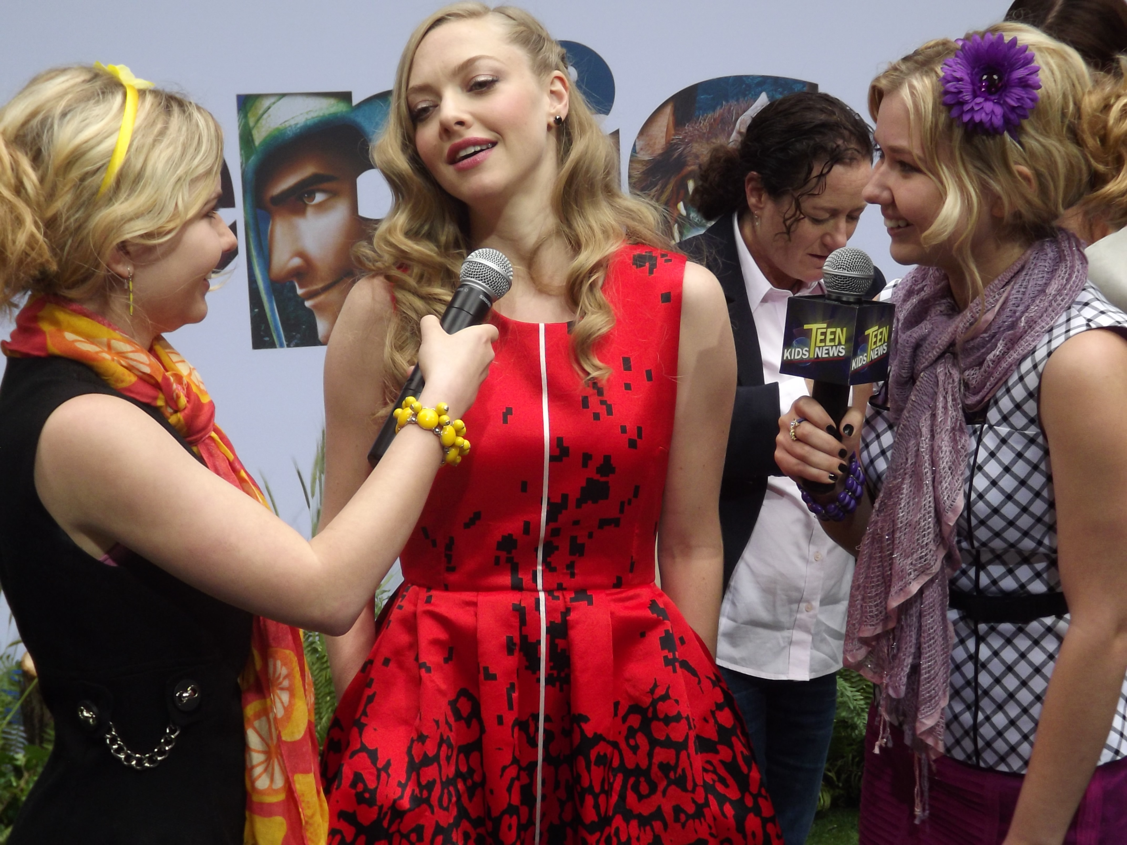 Hannah Loesch and her sister Cailin interviewing Amanda Seyfried at event of Epic