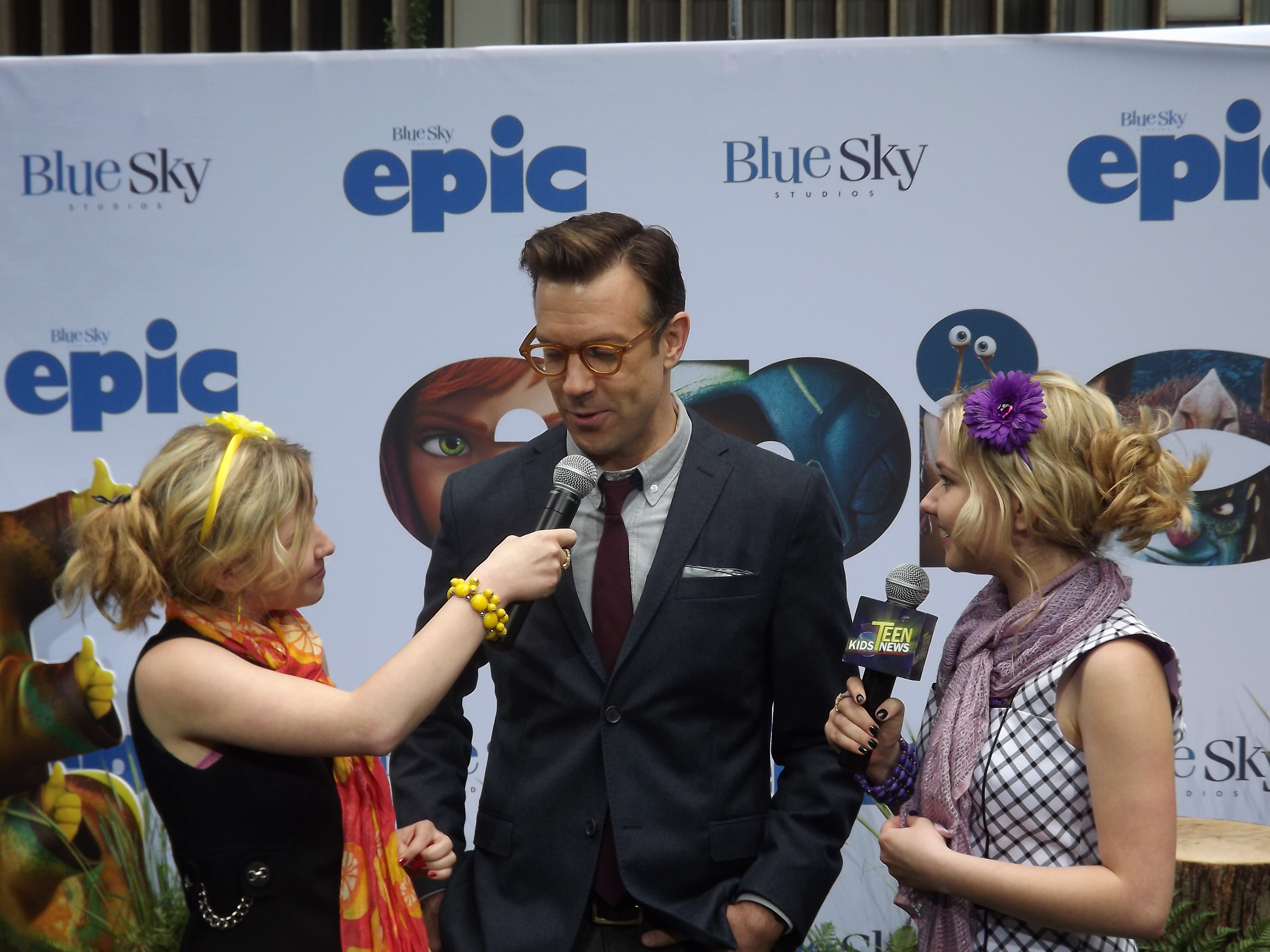 Hannah Loesch and her sister Cailin interviewing Jason Sudeikis at event of Epic