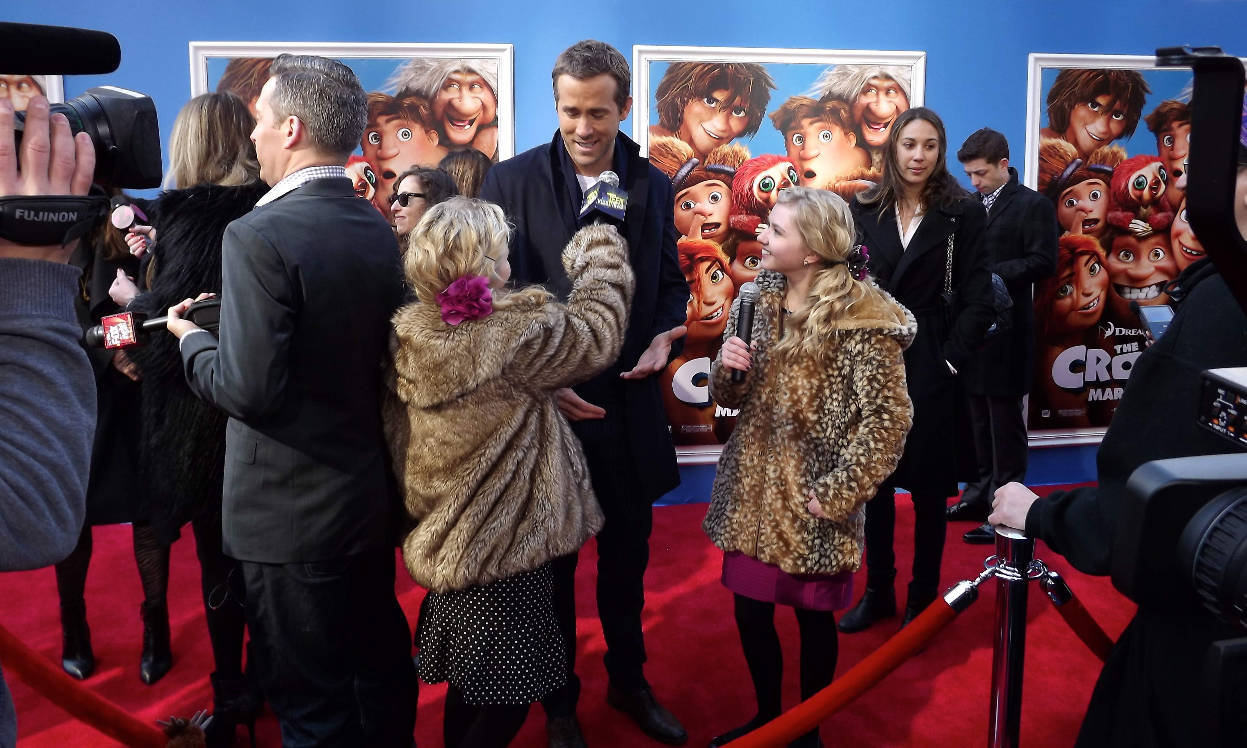 Hannah and Cailin Loesch interviewing Ryan Reynolds at the event of The Croods