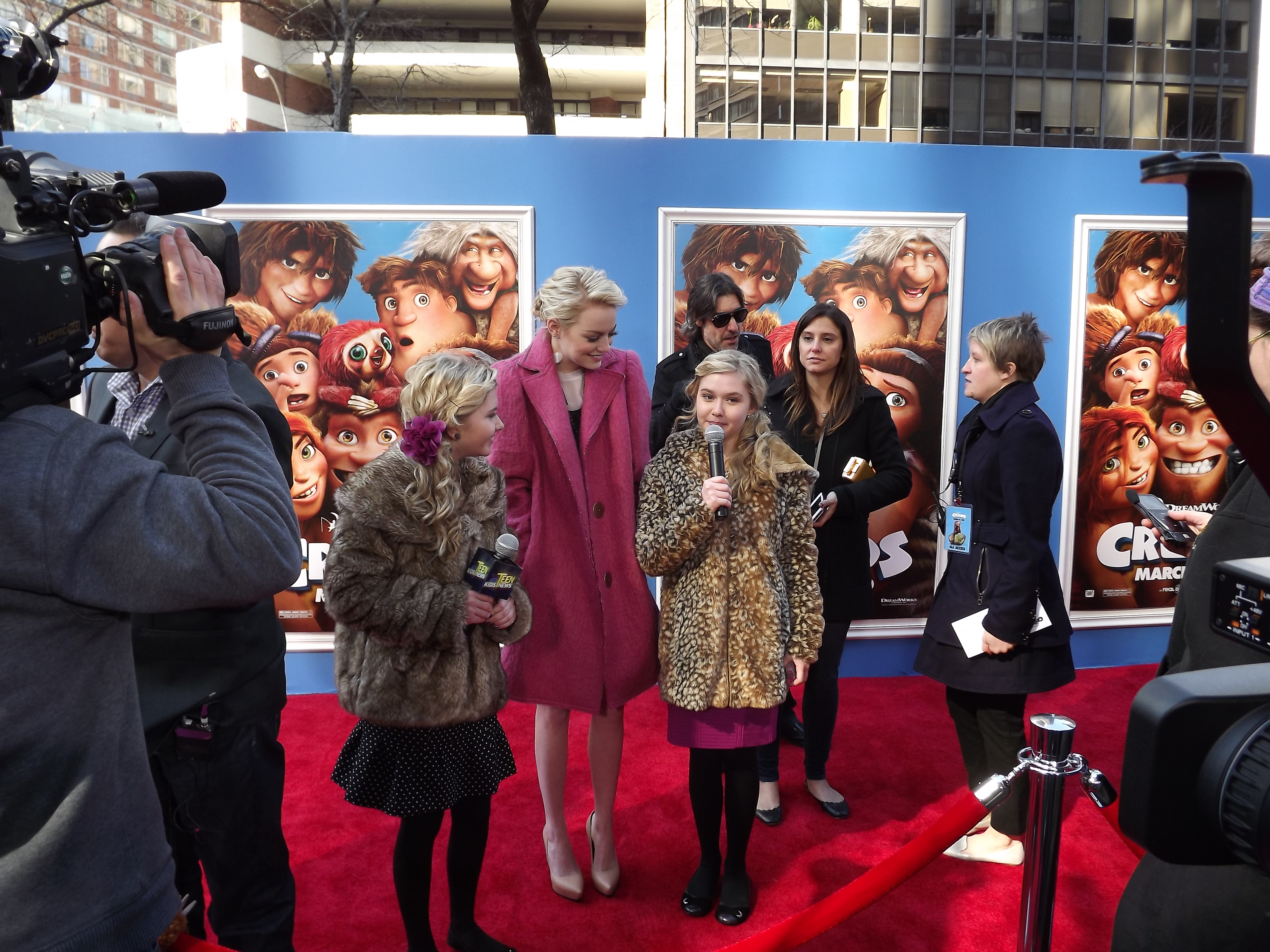 Hannah and Cailin Loesch with Emma Stone at the event of The Croods