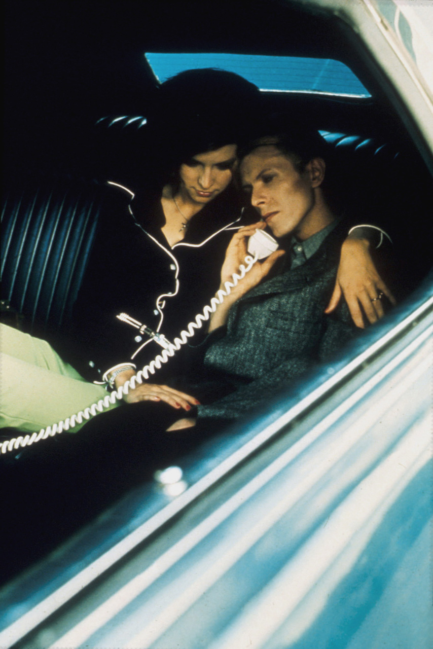 Still of David Bowie and Candy Clark in The Man Who Fell to Earth (1976)