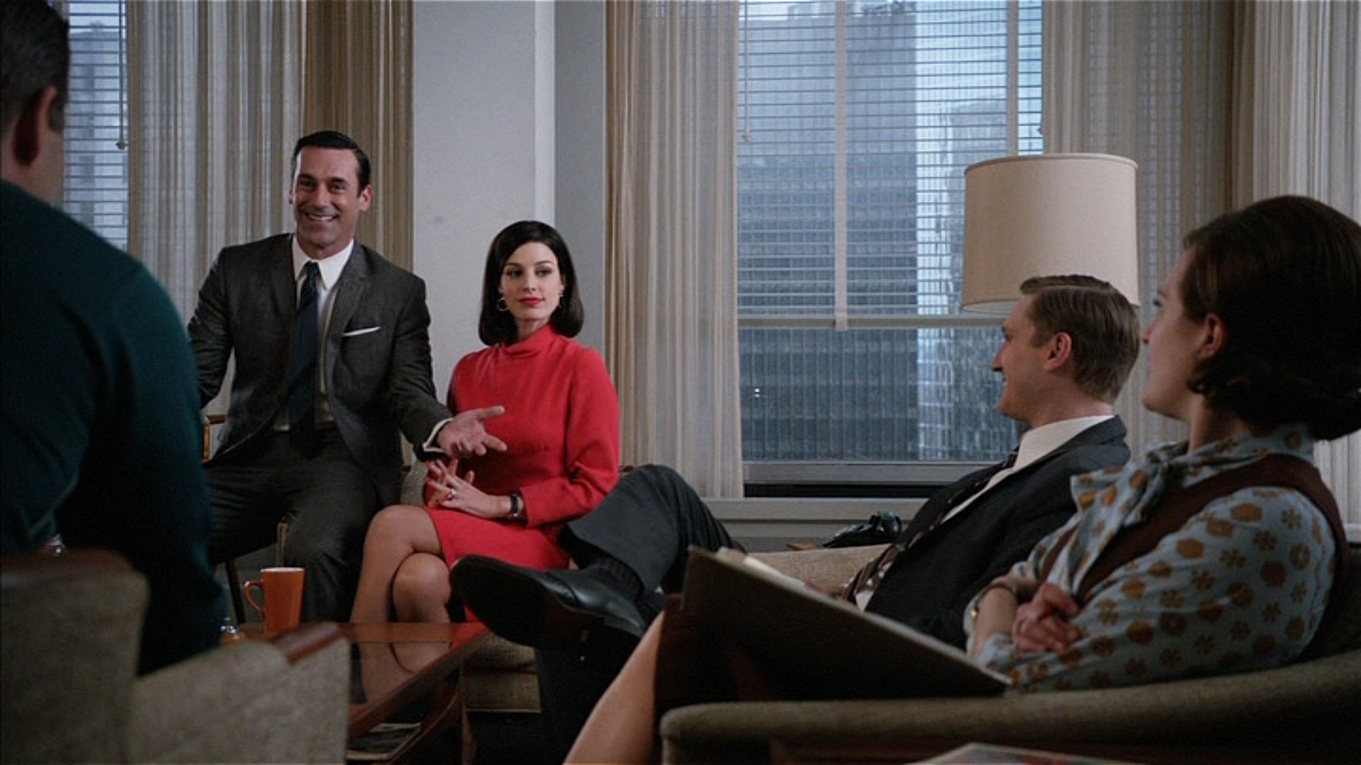 Still of Elisabeth Moss, Jon Hamm, Jessica Paré and Aaron Staton in MAD MEN. Reklamos vilkai (2007)